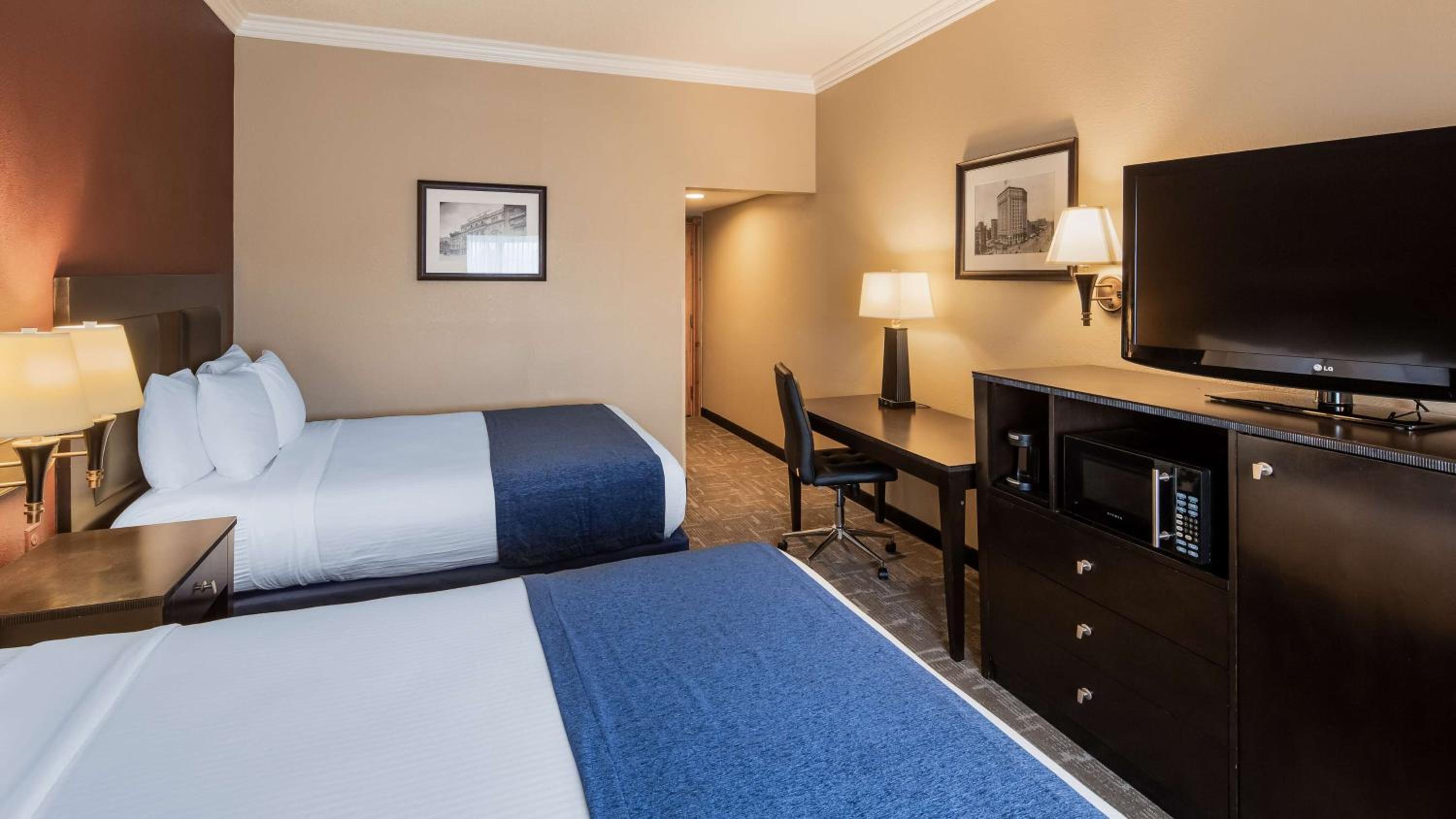 Queen Room with Two Queen Beds - Non-Smoking - Photo 2