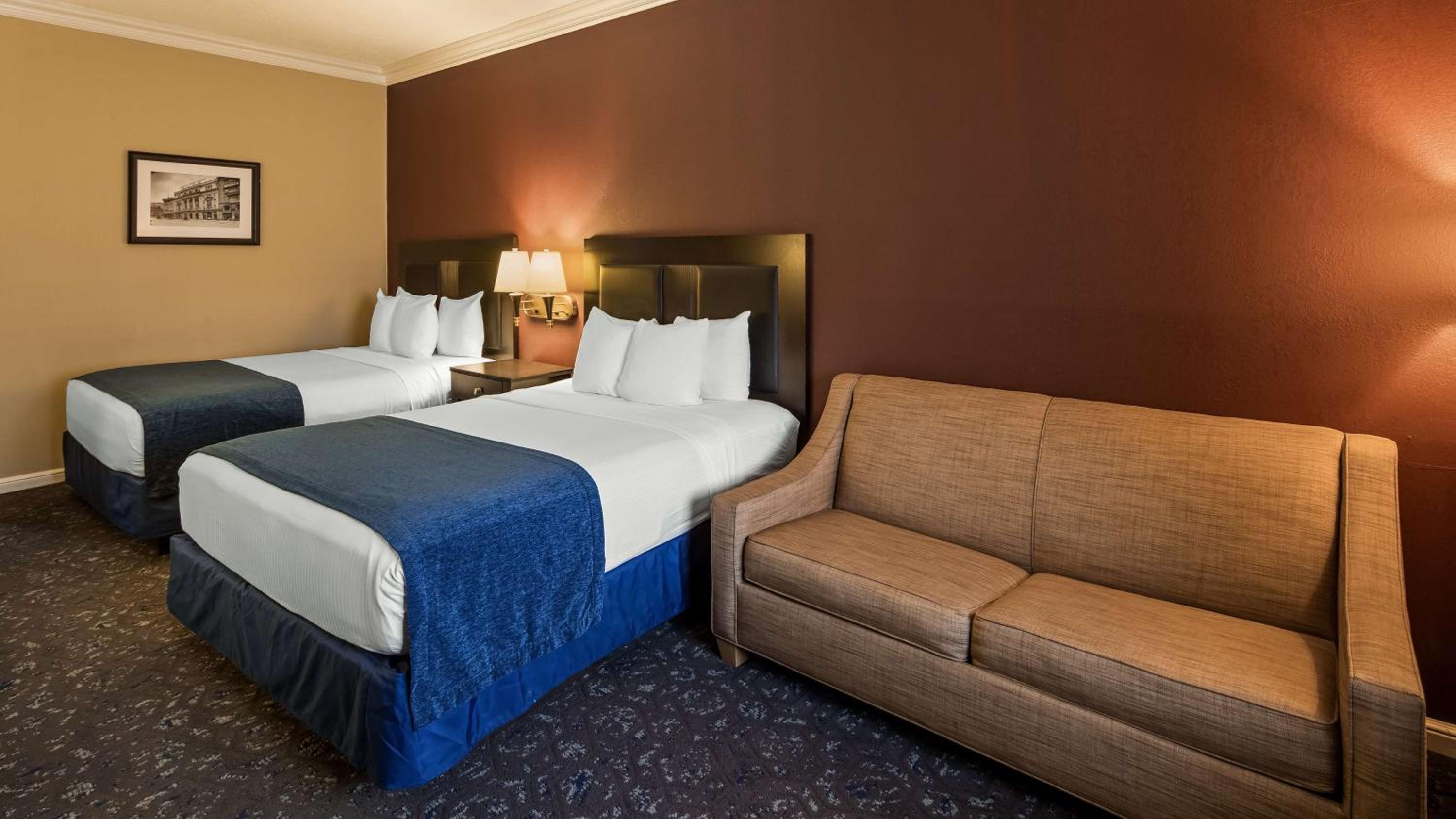 Queen Room with Two Queen Beds and Sofa Bed - Non-Smoking - Photo 4