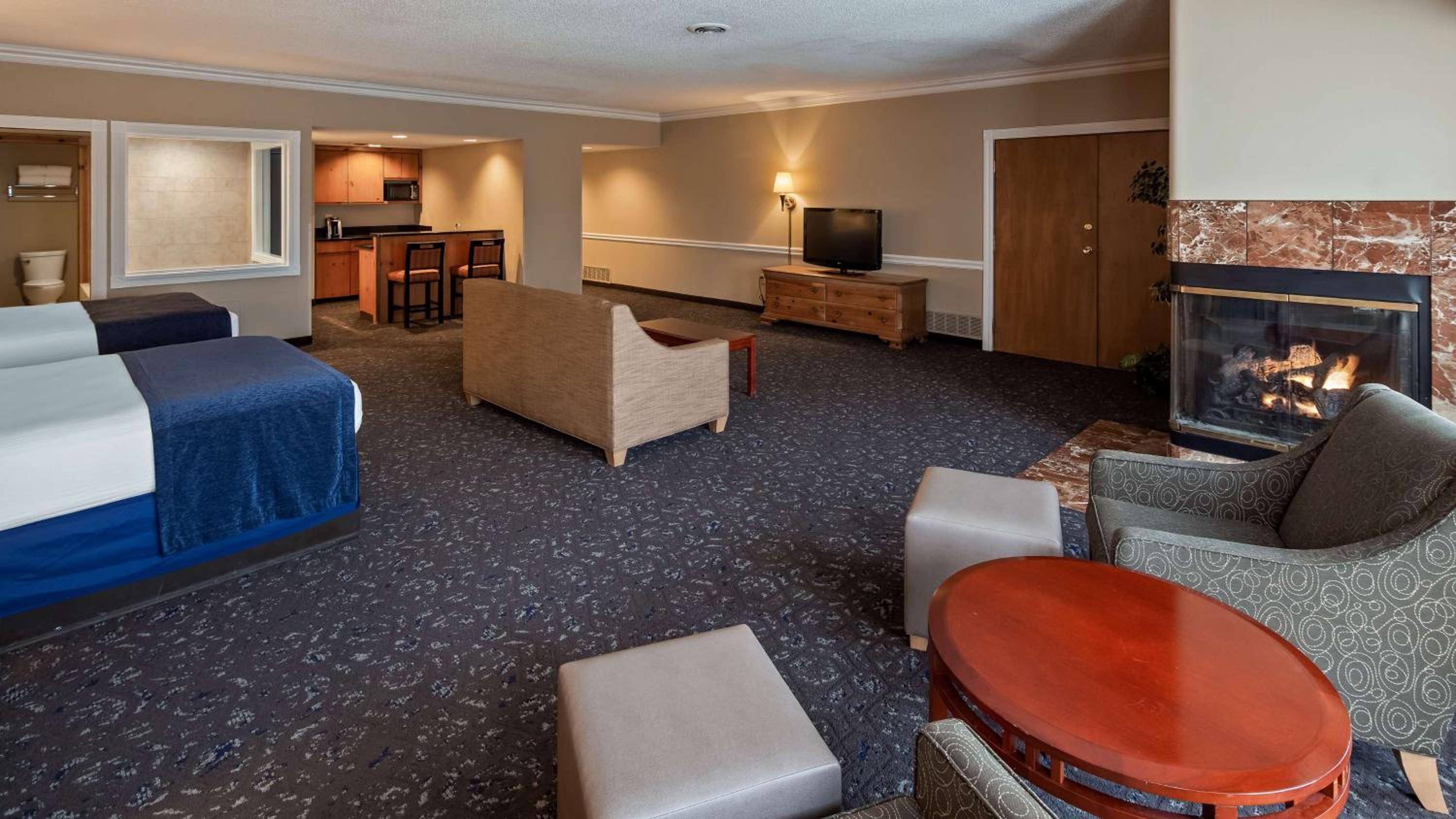 Queen Suite With Two Queen Beds And Whirlpool - Non-Smoking, photo 6