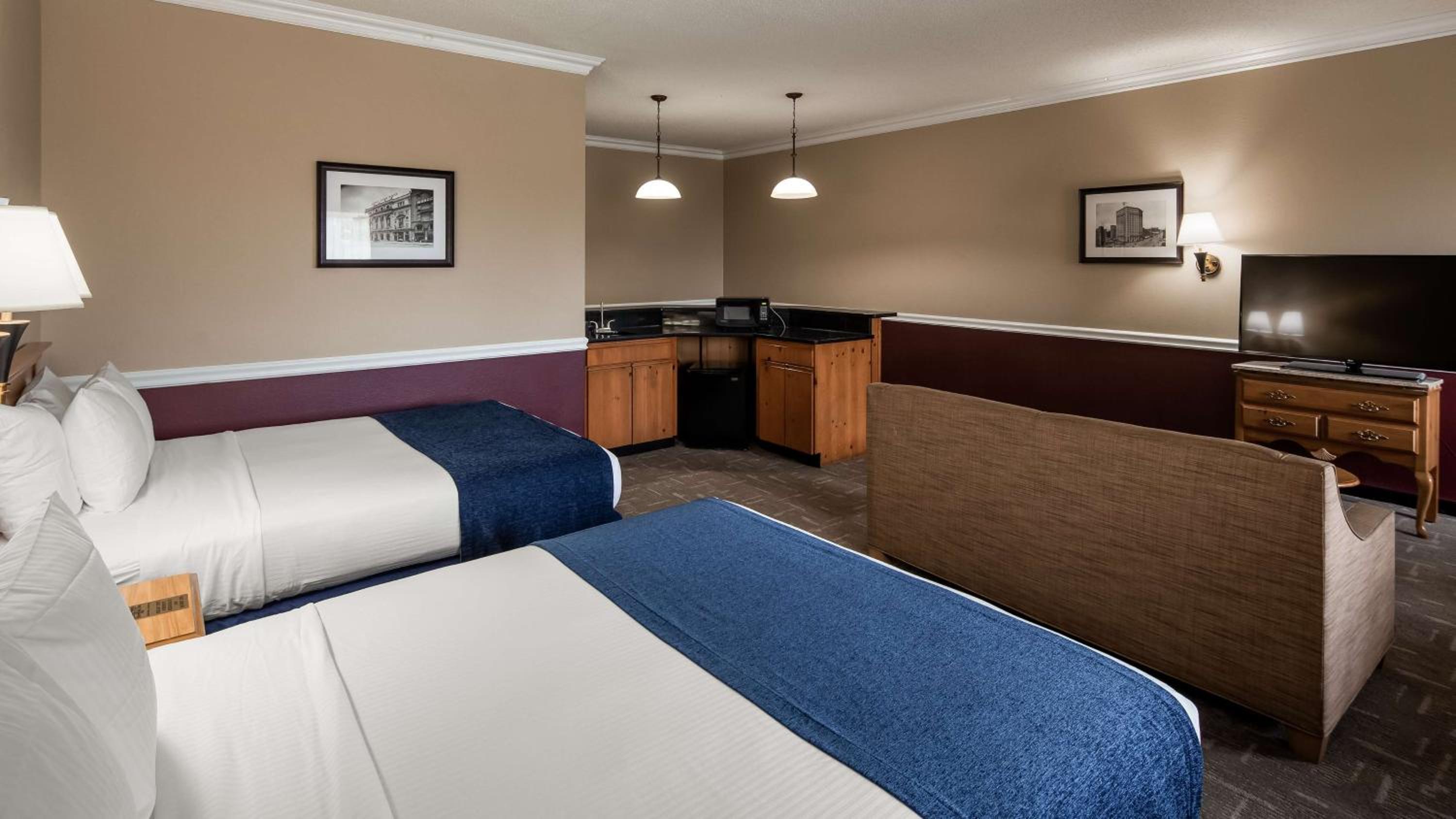 Queen Room with Two Queen Beds - Photo 4