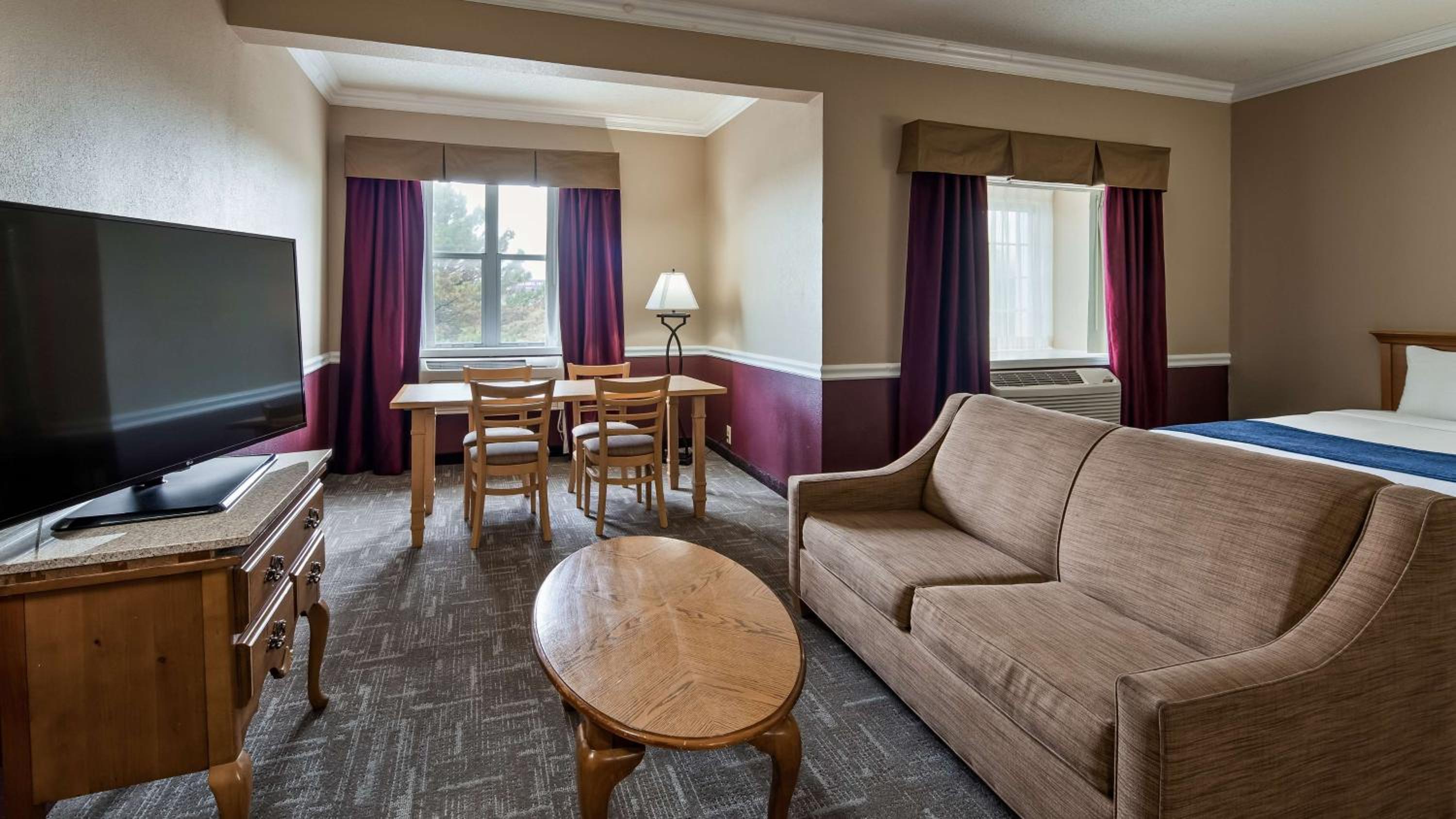 Queen Room with Two Queen Beds - Photo 5