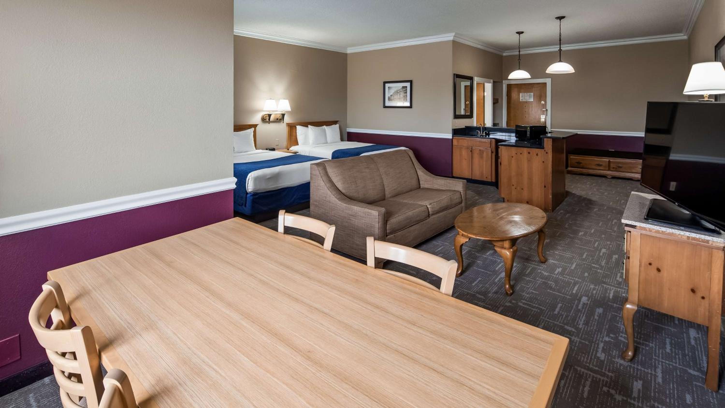 Queen Room with Two Queen Beds - Photo 3