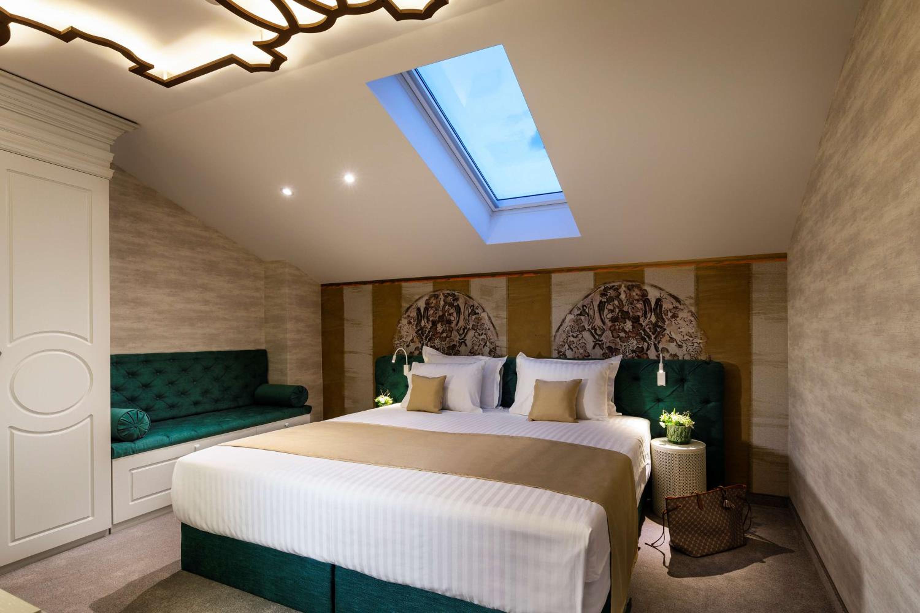 Deluxe Double Room with King Bed and City View - Non-Smoking