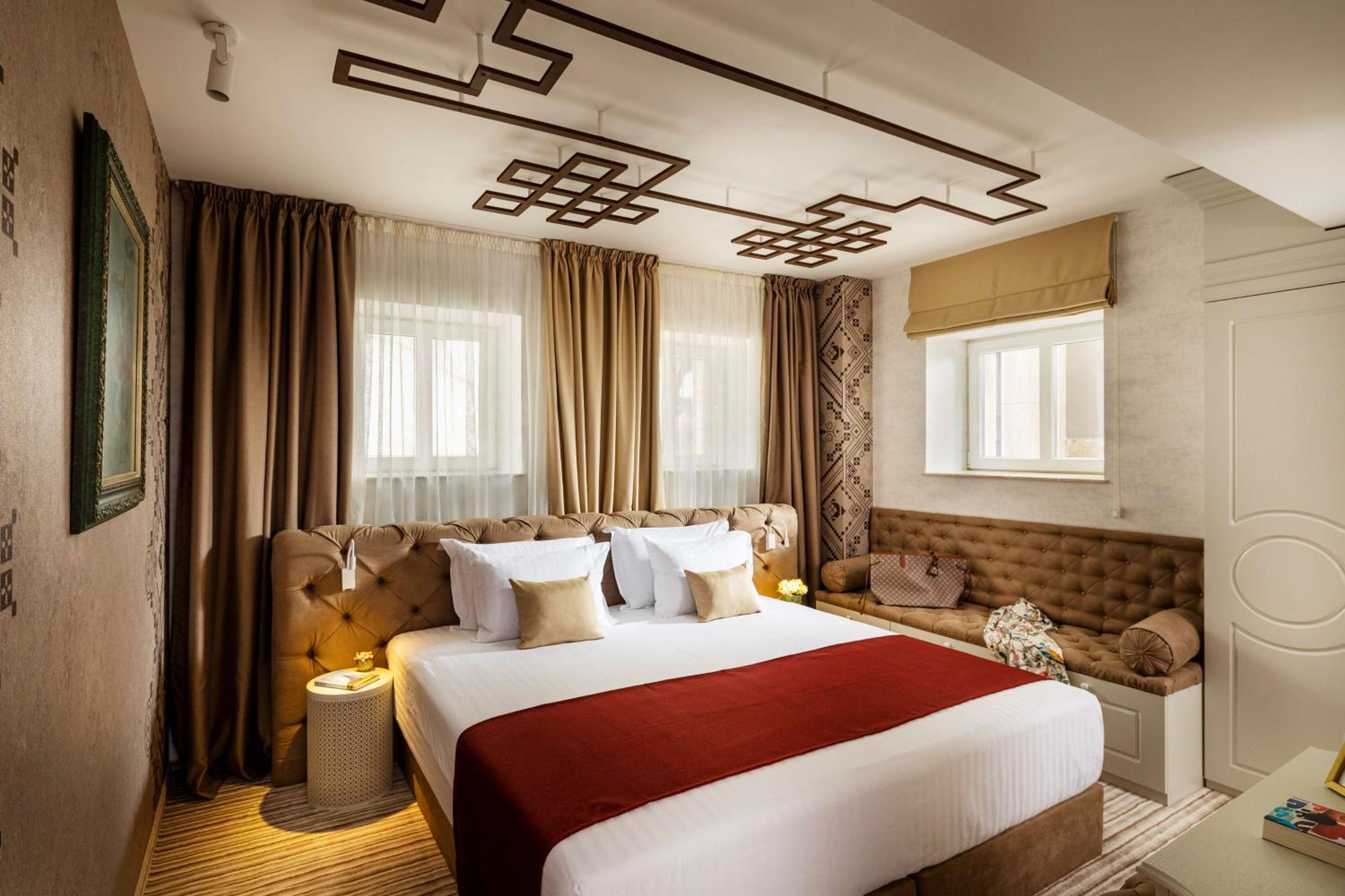 Mini King Room with King Bed - Non-Smoking