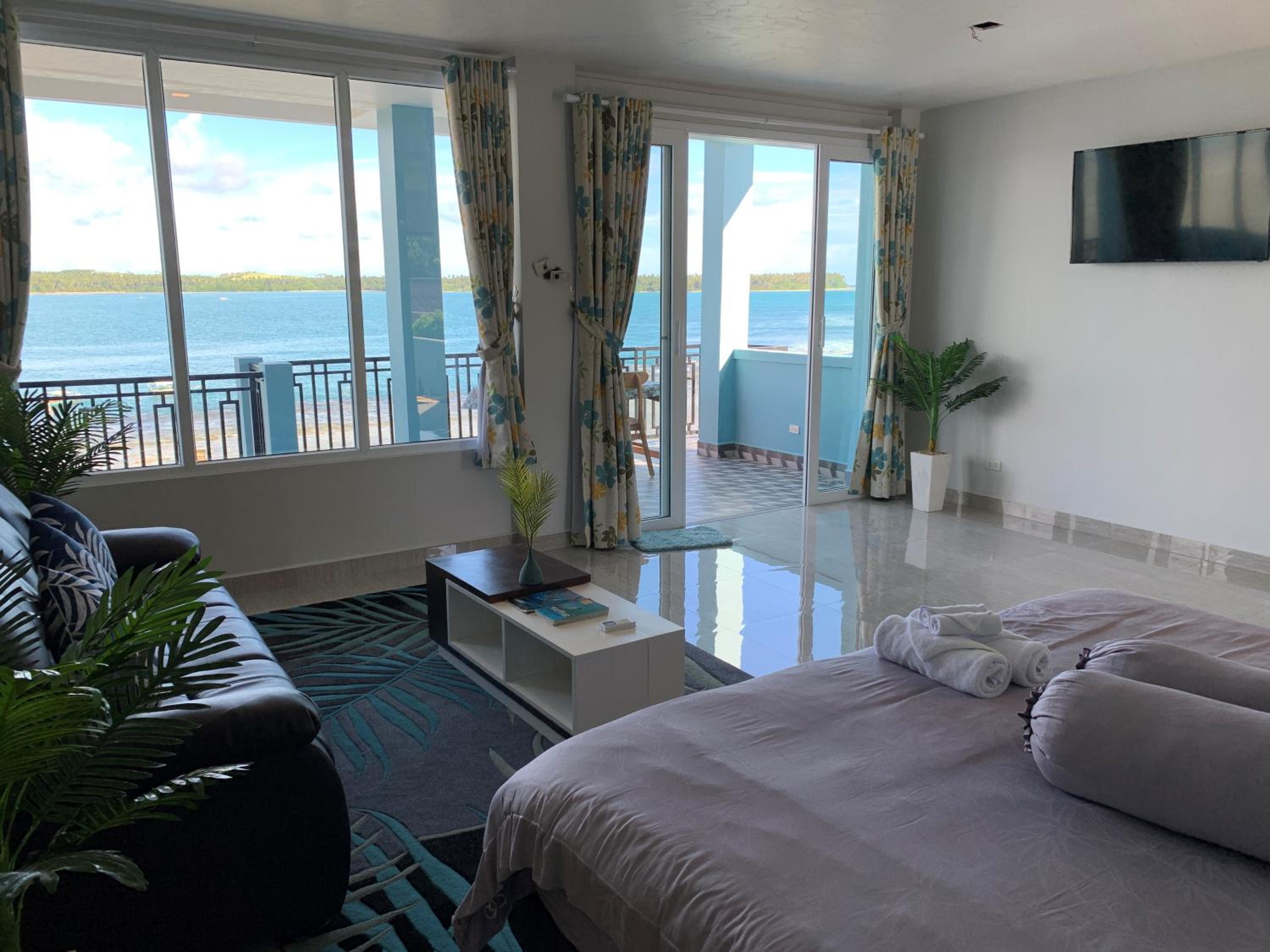 Deluxe Suite with Sea View - Photo 12