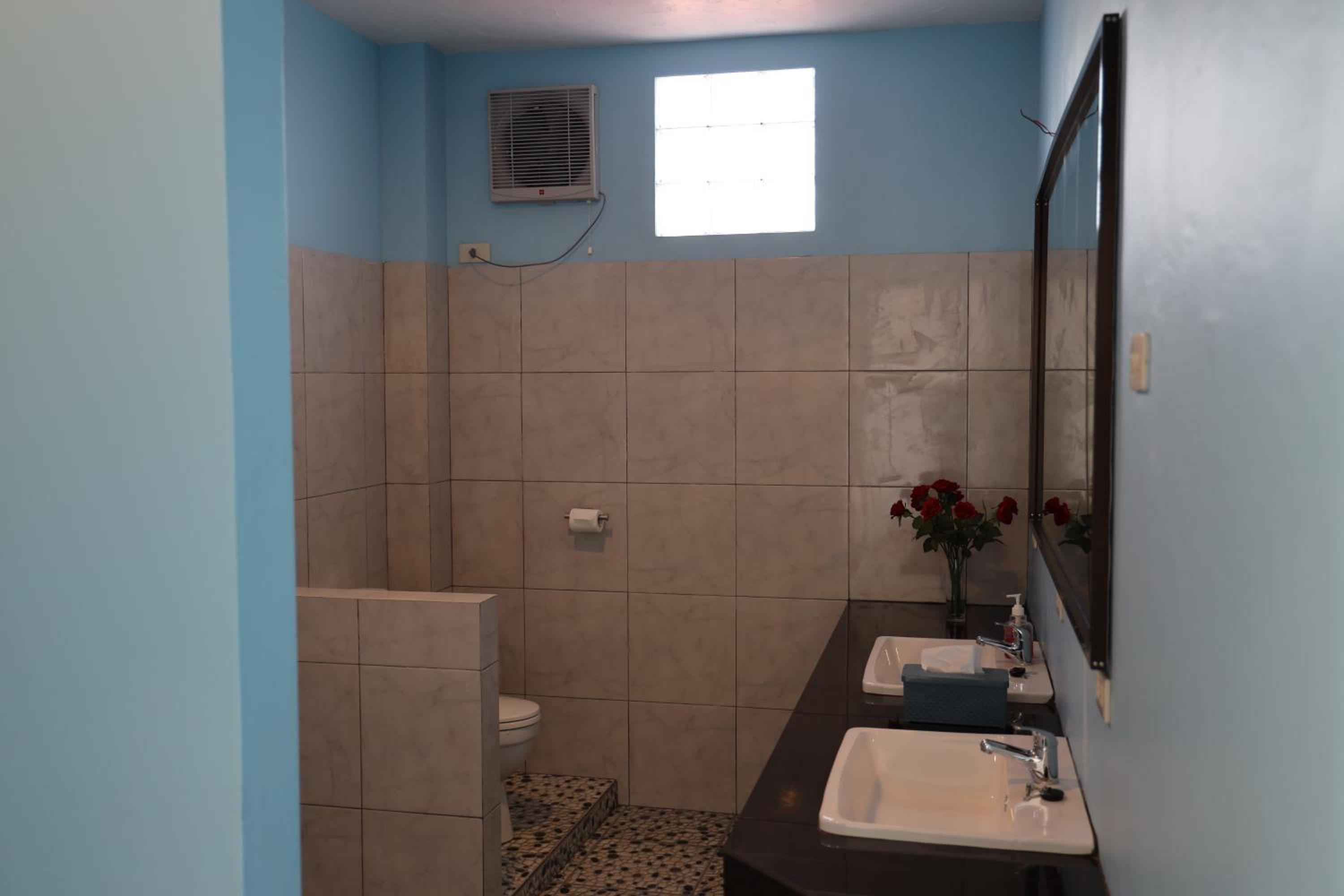 Deluxe Suite with Sea View - Photo 9
