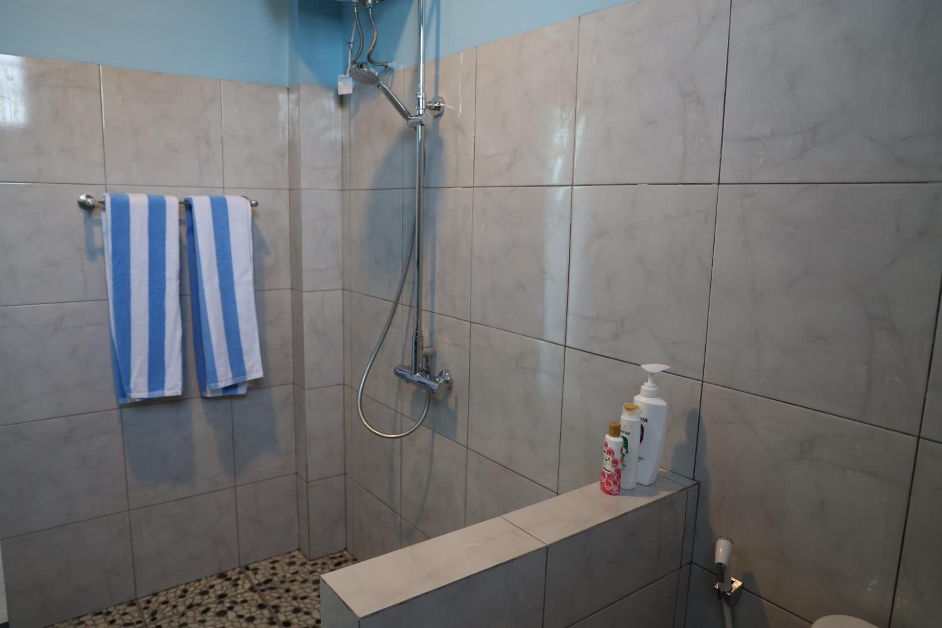 Deluxe Suite with Sea View - Photo 7