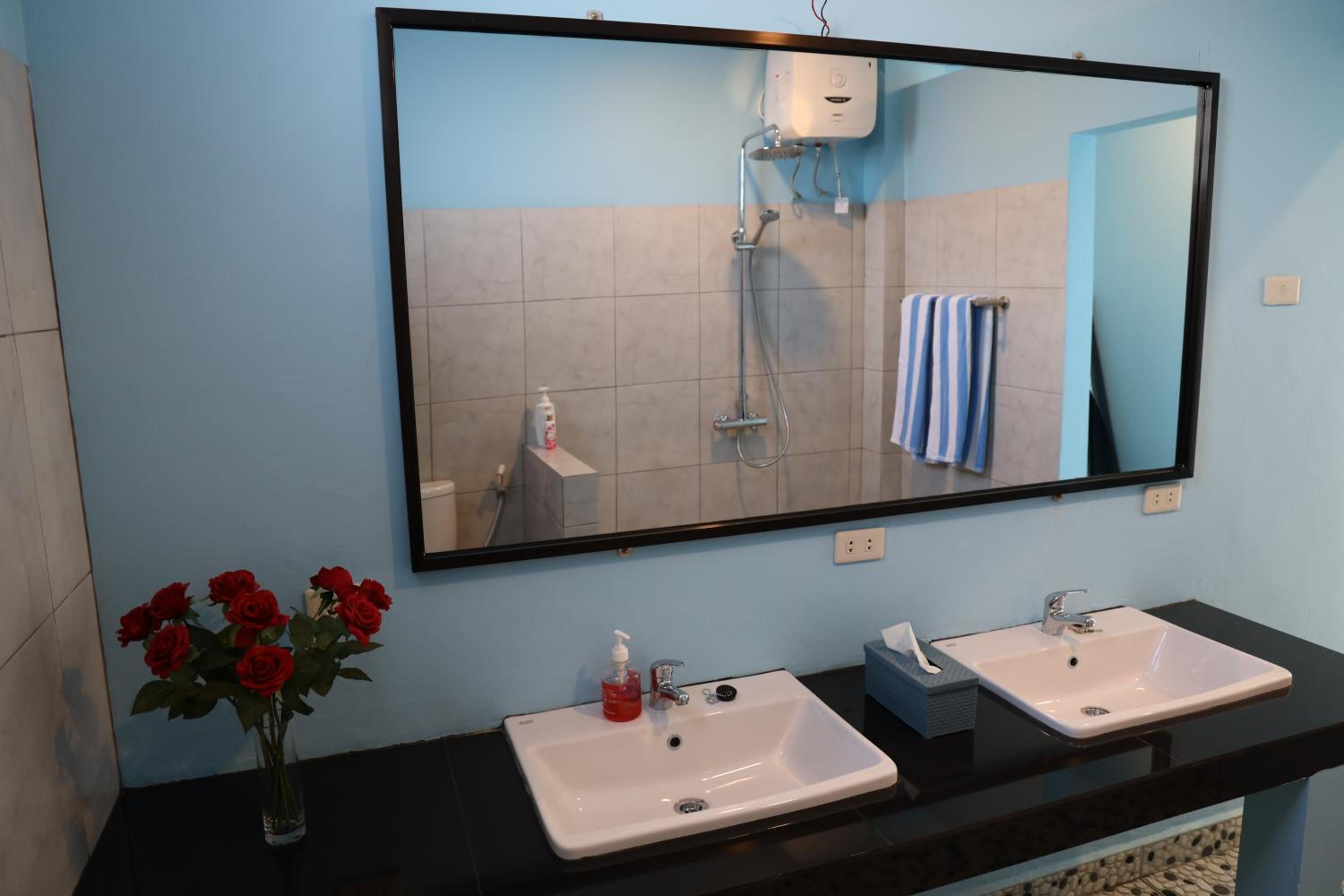 Deluxe Suite with Sea View - Photo 8