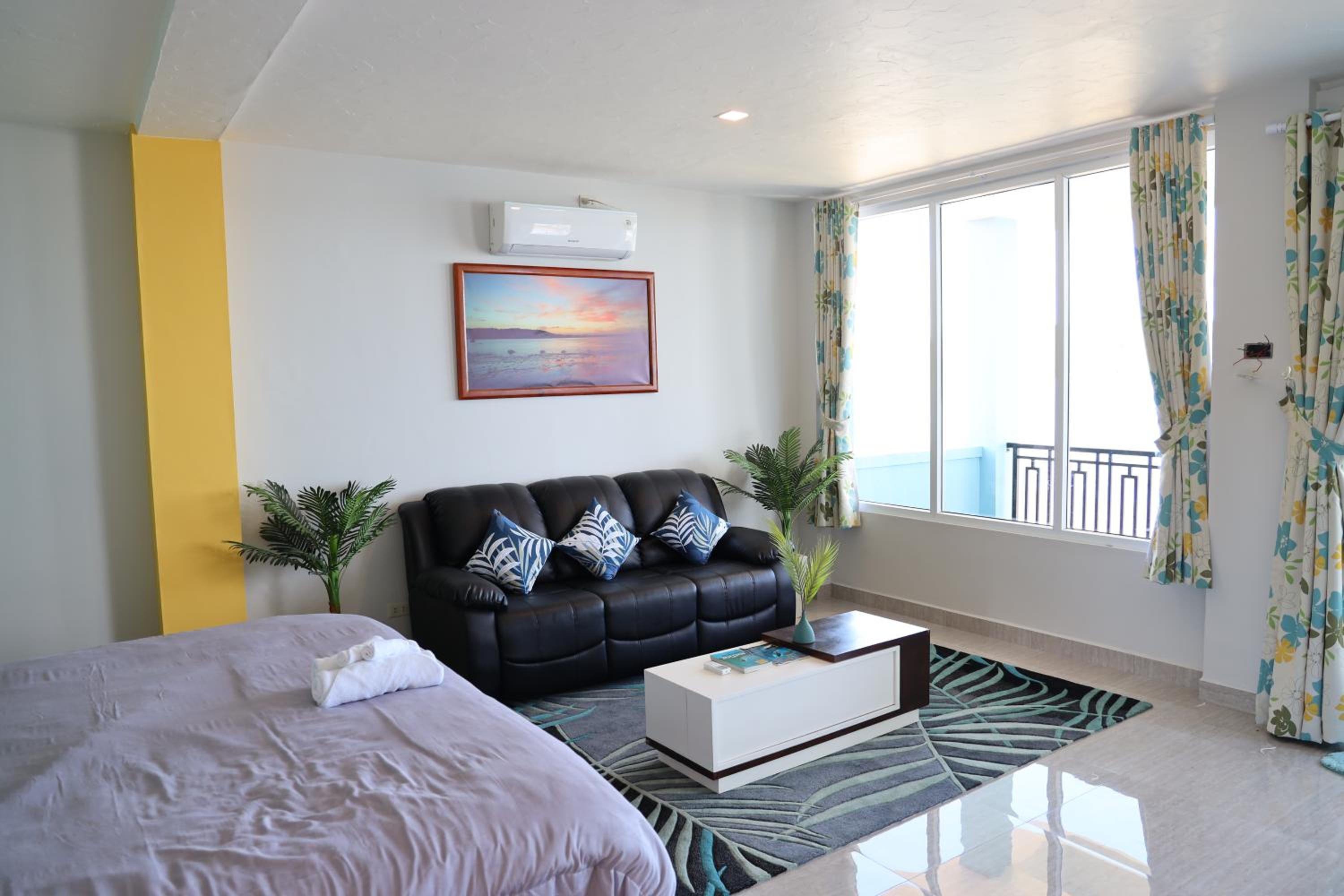 Deluxe Suite with Sea View - Photo 11