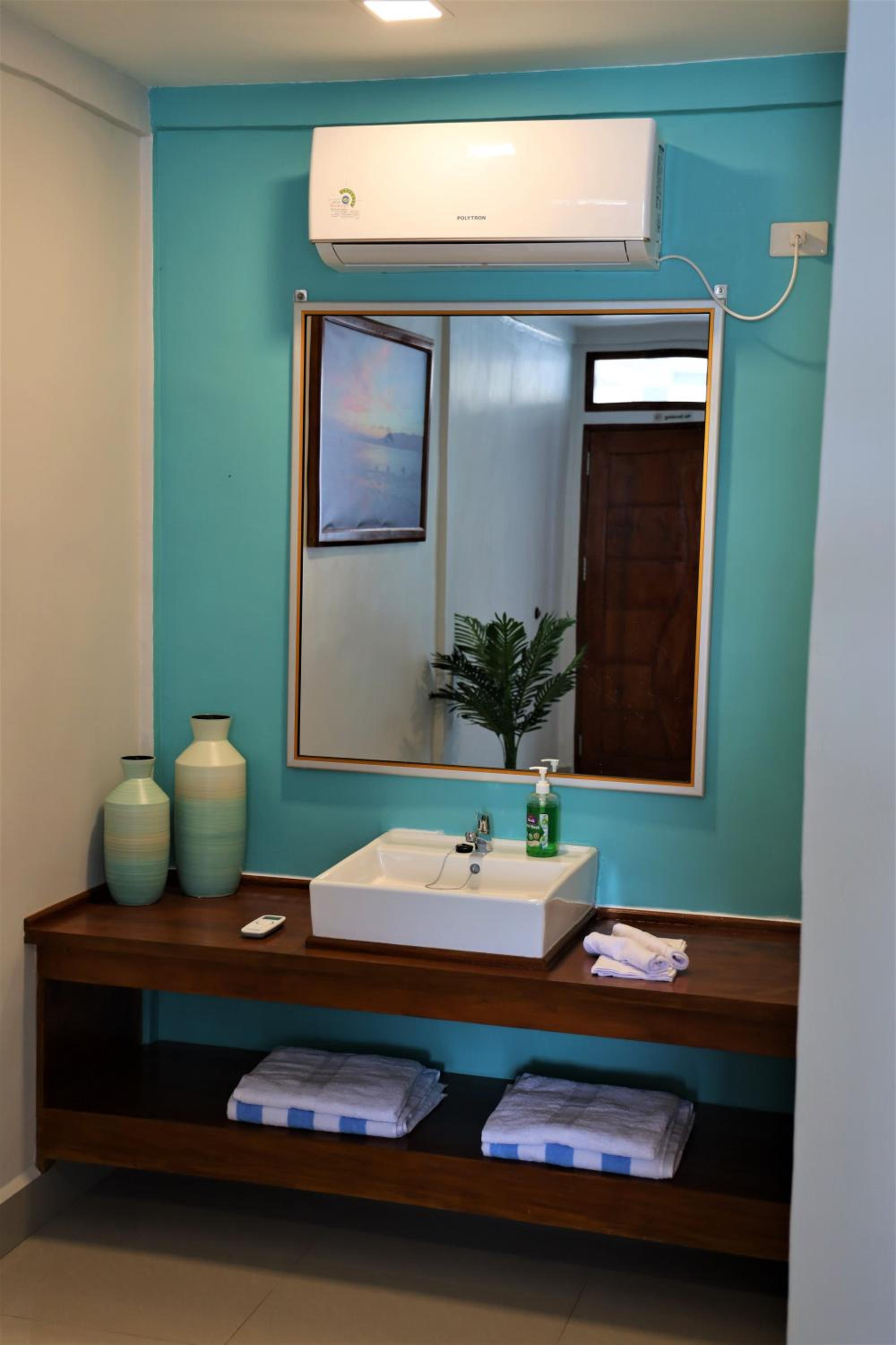 Standard Double or Twin Room with Balcony - Photo 12