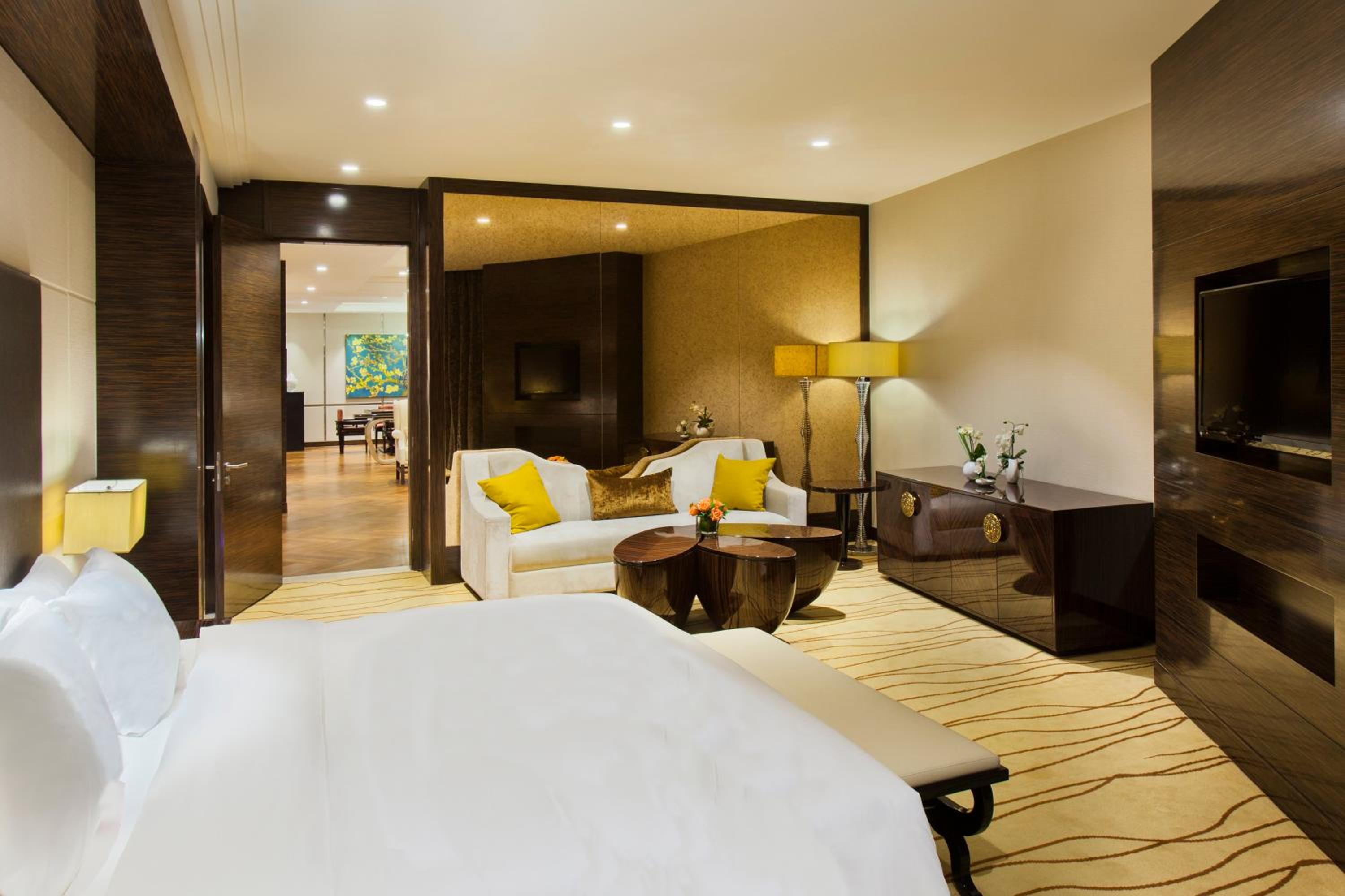 One-Bedroom Suite with Balcony photo 3