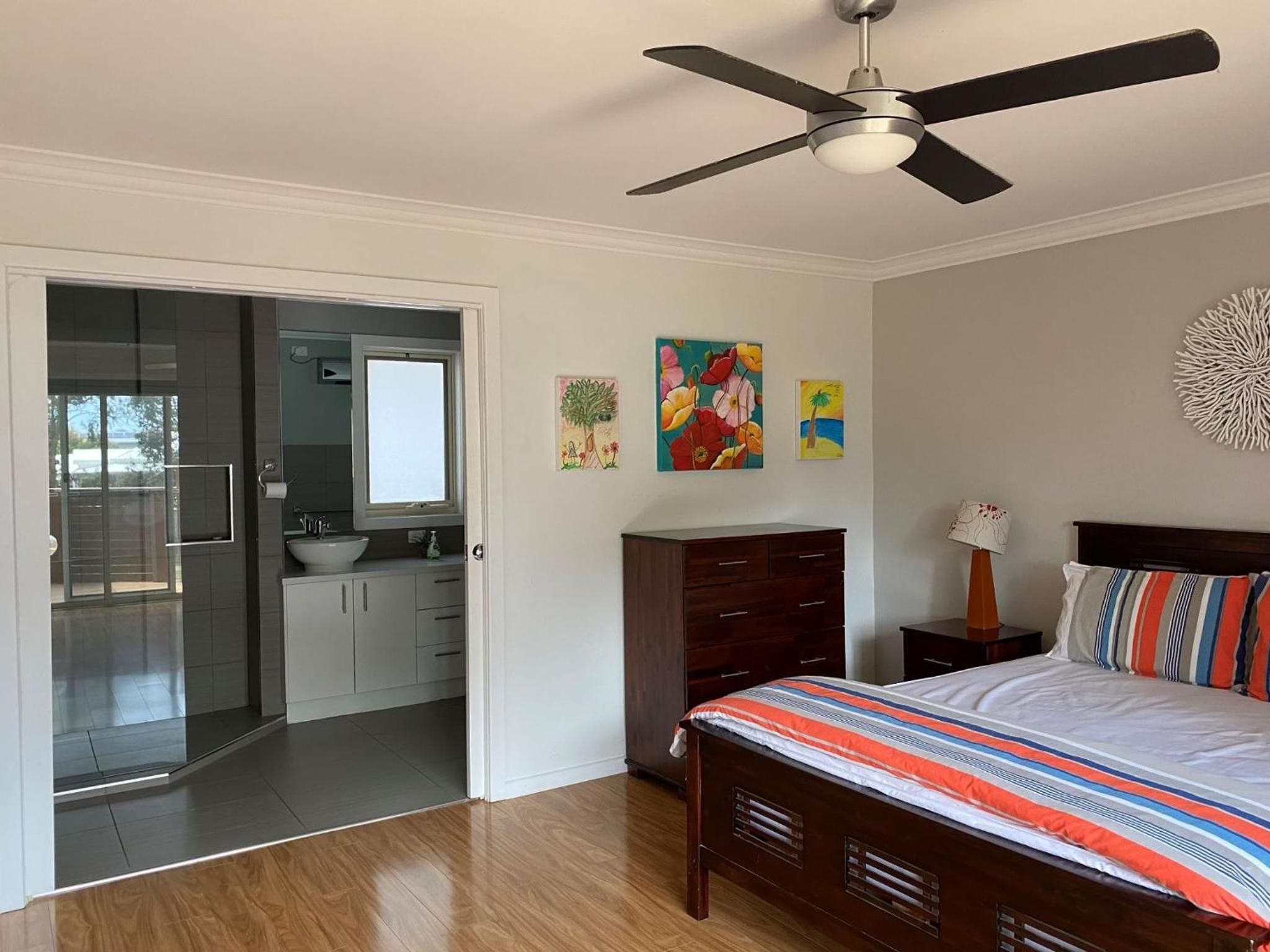 Five-Bedroom House photo 1