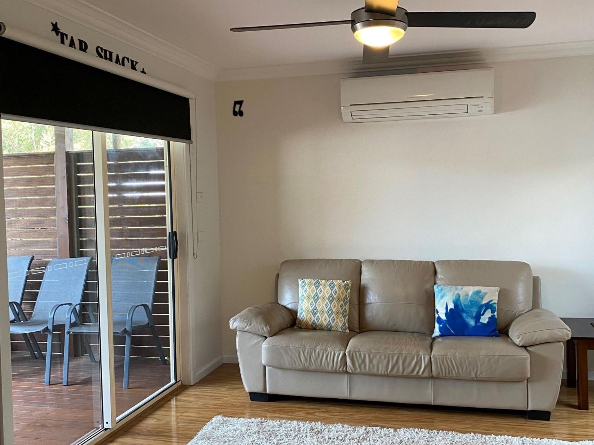 Five-Bedroom House photo 2