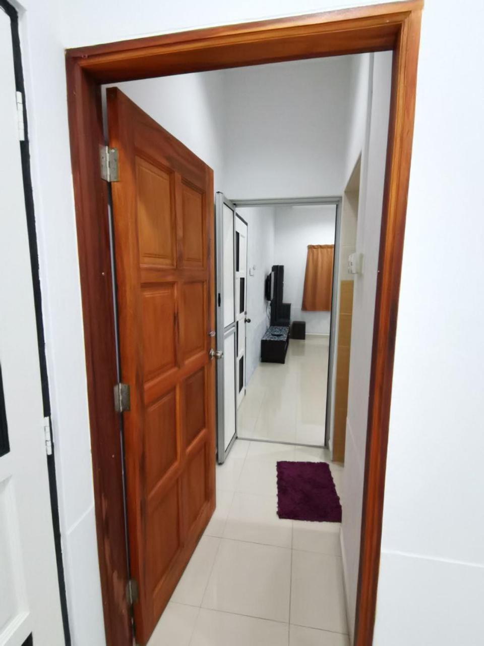 Five-Bedroom House photo 2