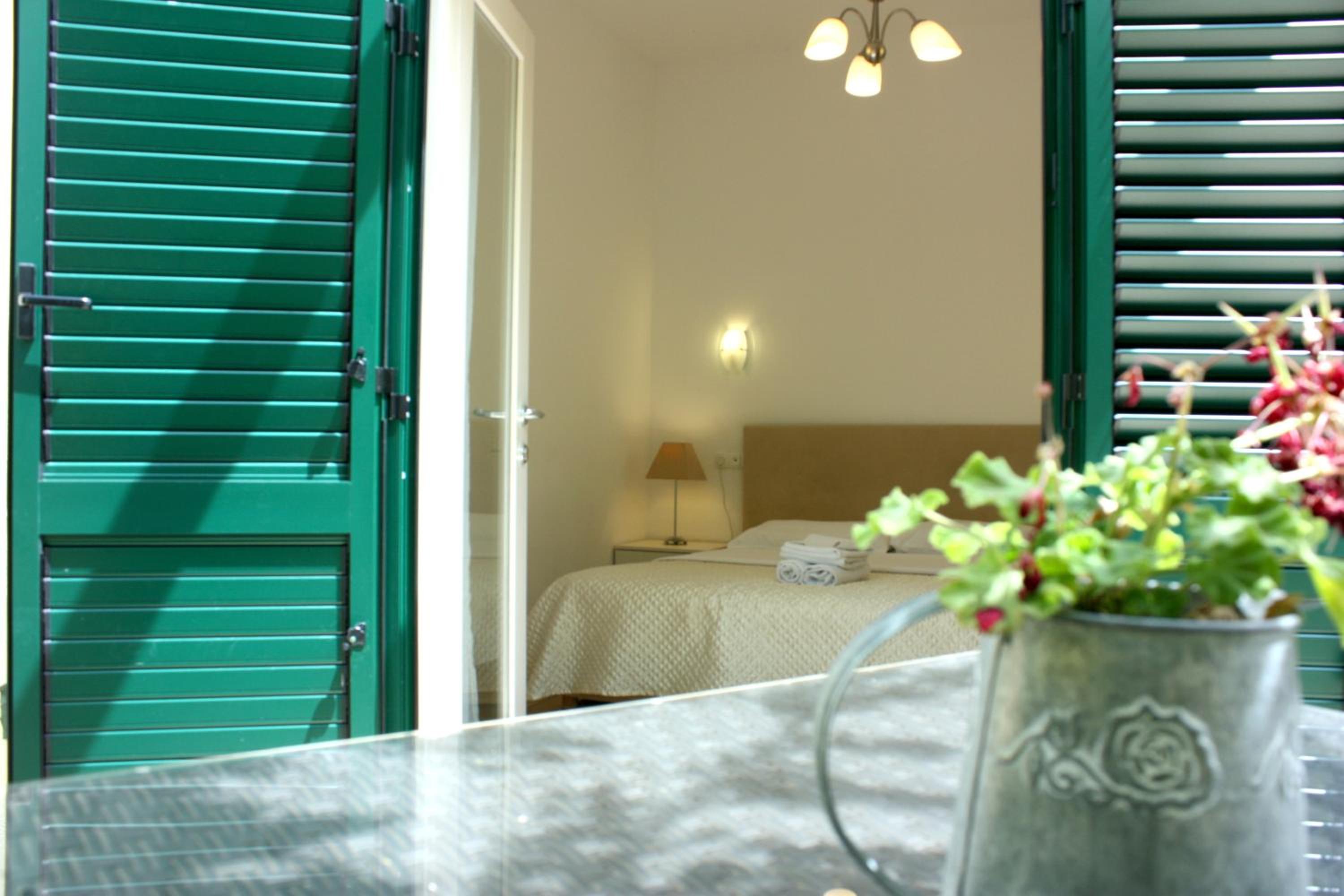 Deluxe Studio Apartment with Terrace - Photo 6