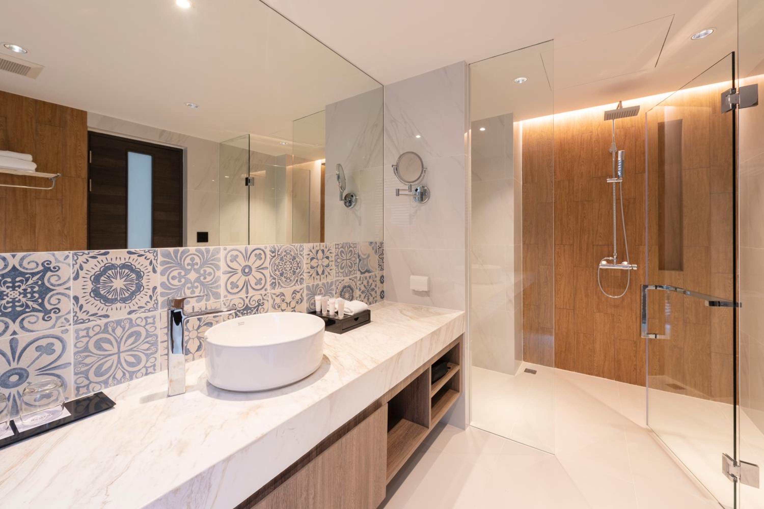 Premium King Room - Photo 8