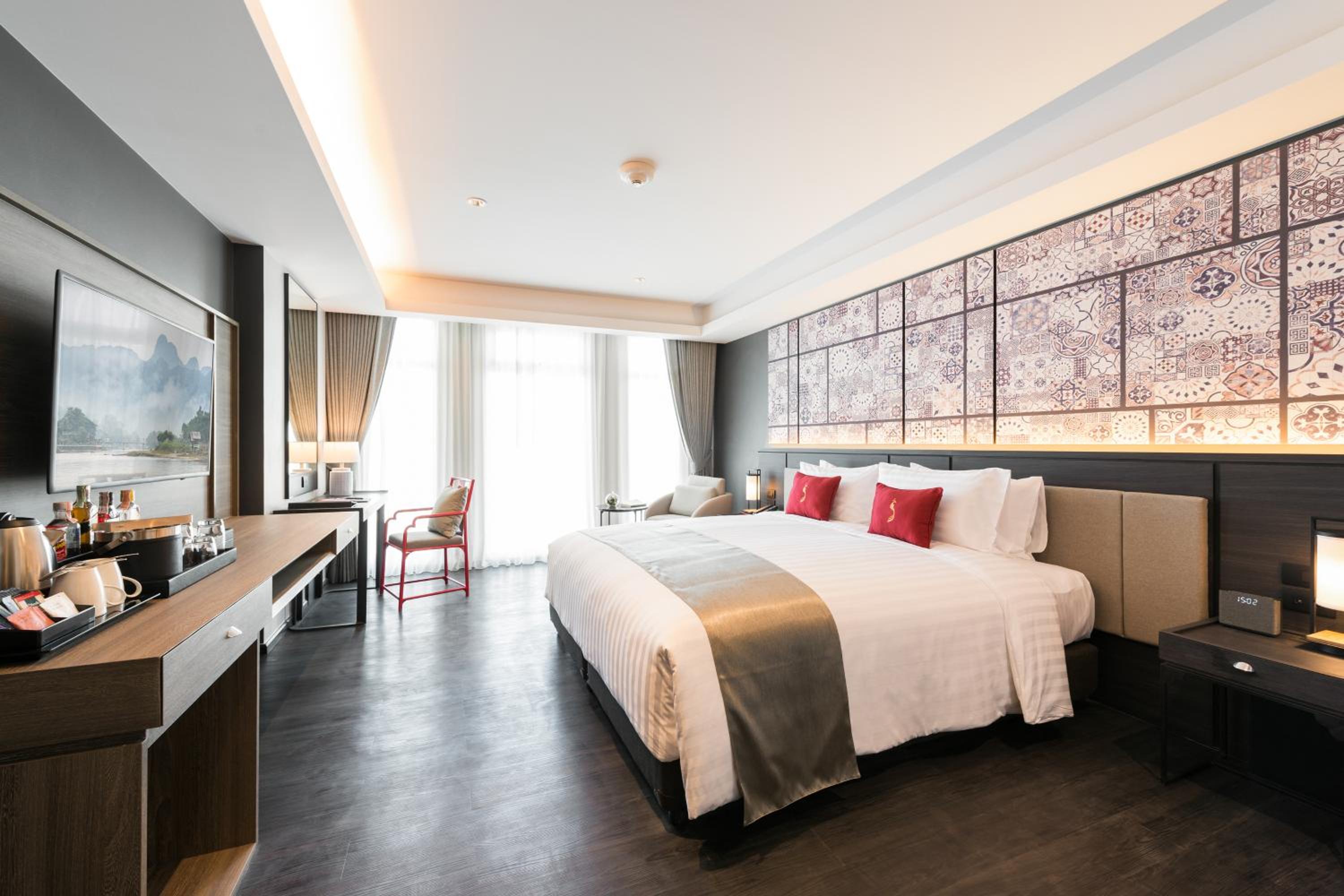 Deluxe King Room - Photo 5