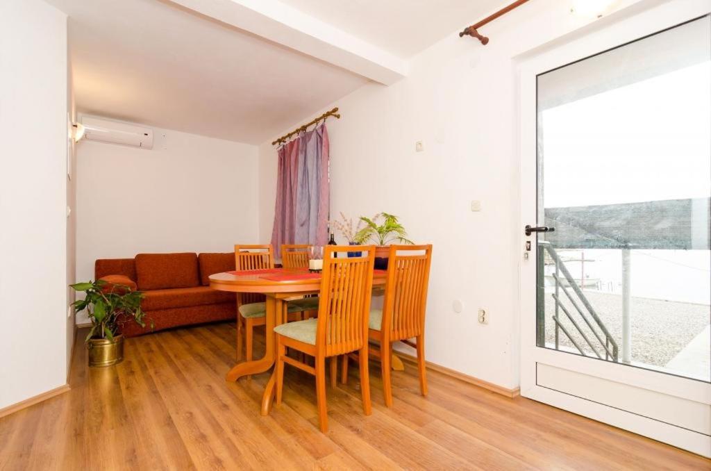 One-Bedroom Apartment with Sea View photo 2