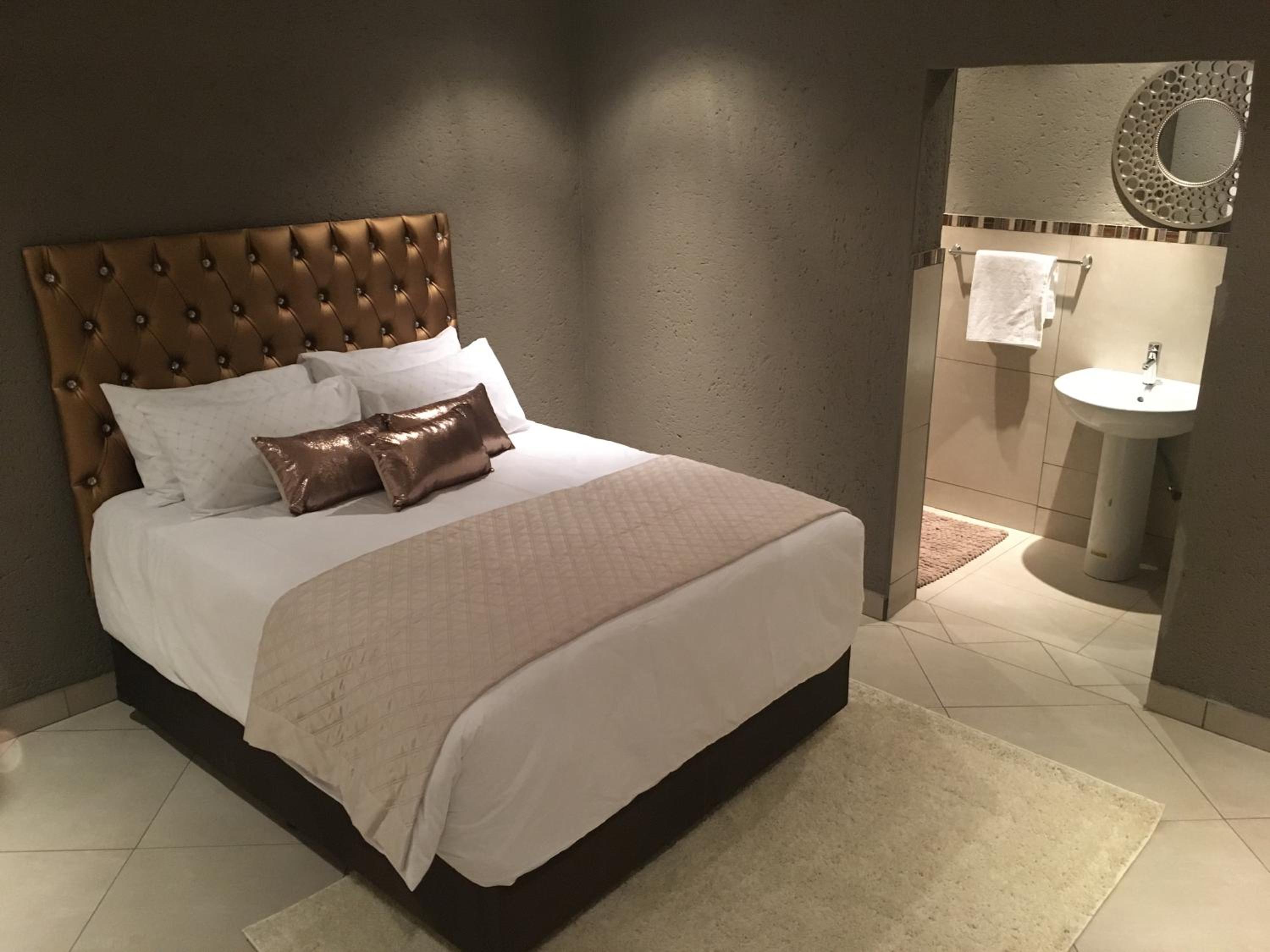 Queen Room photo 1
