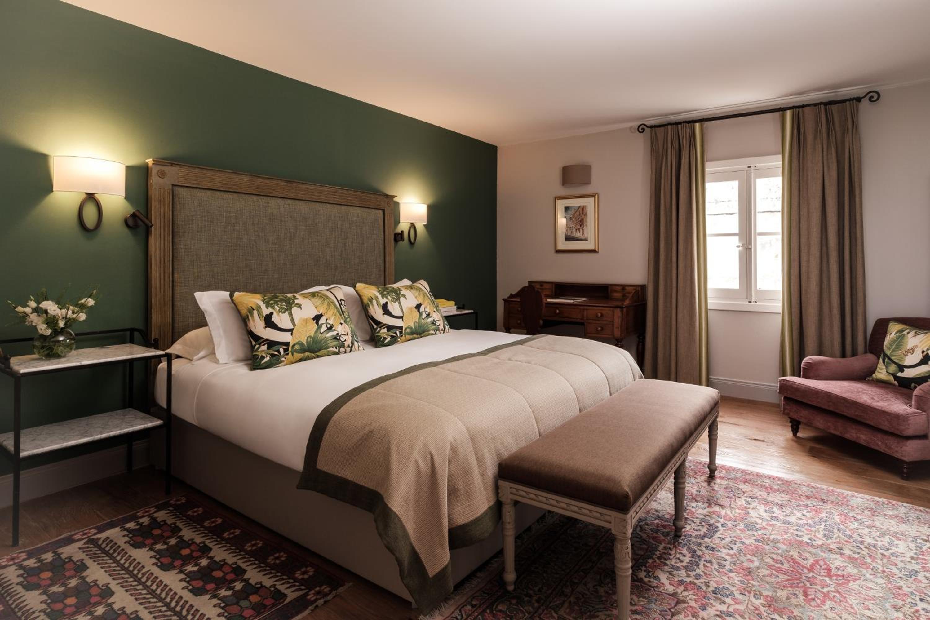 Executive Double Room thumbnail 5