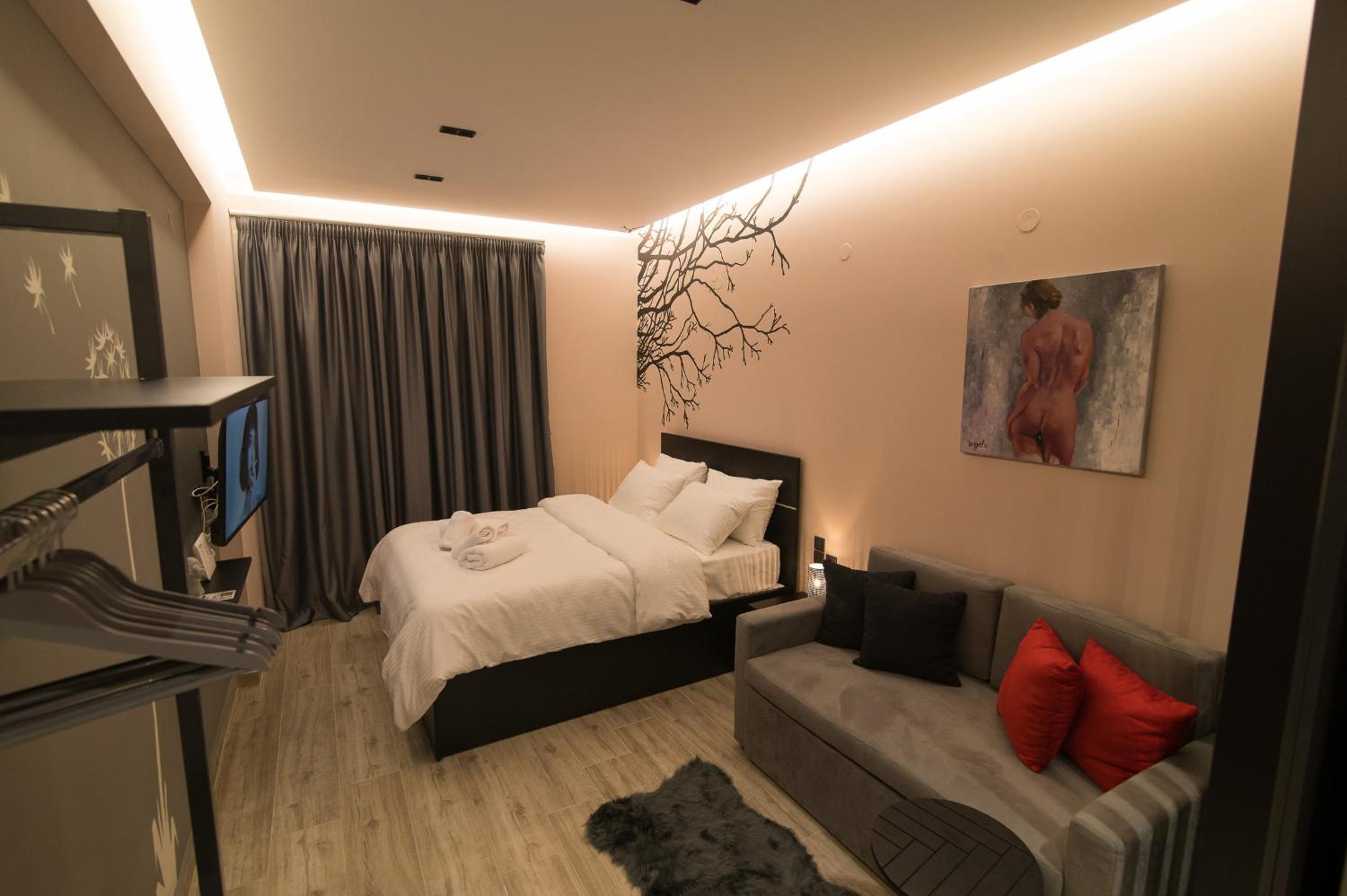 One-Bedroom Apartment - Photo 32
