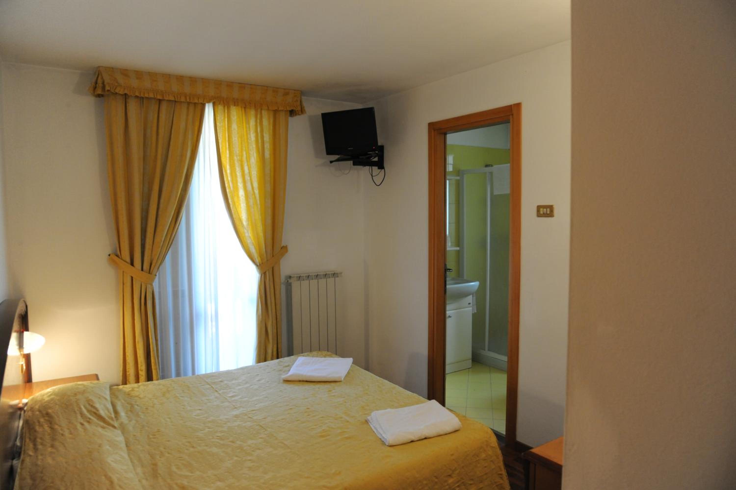 Standard Double or Twin Room - Photo 3
