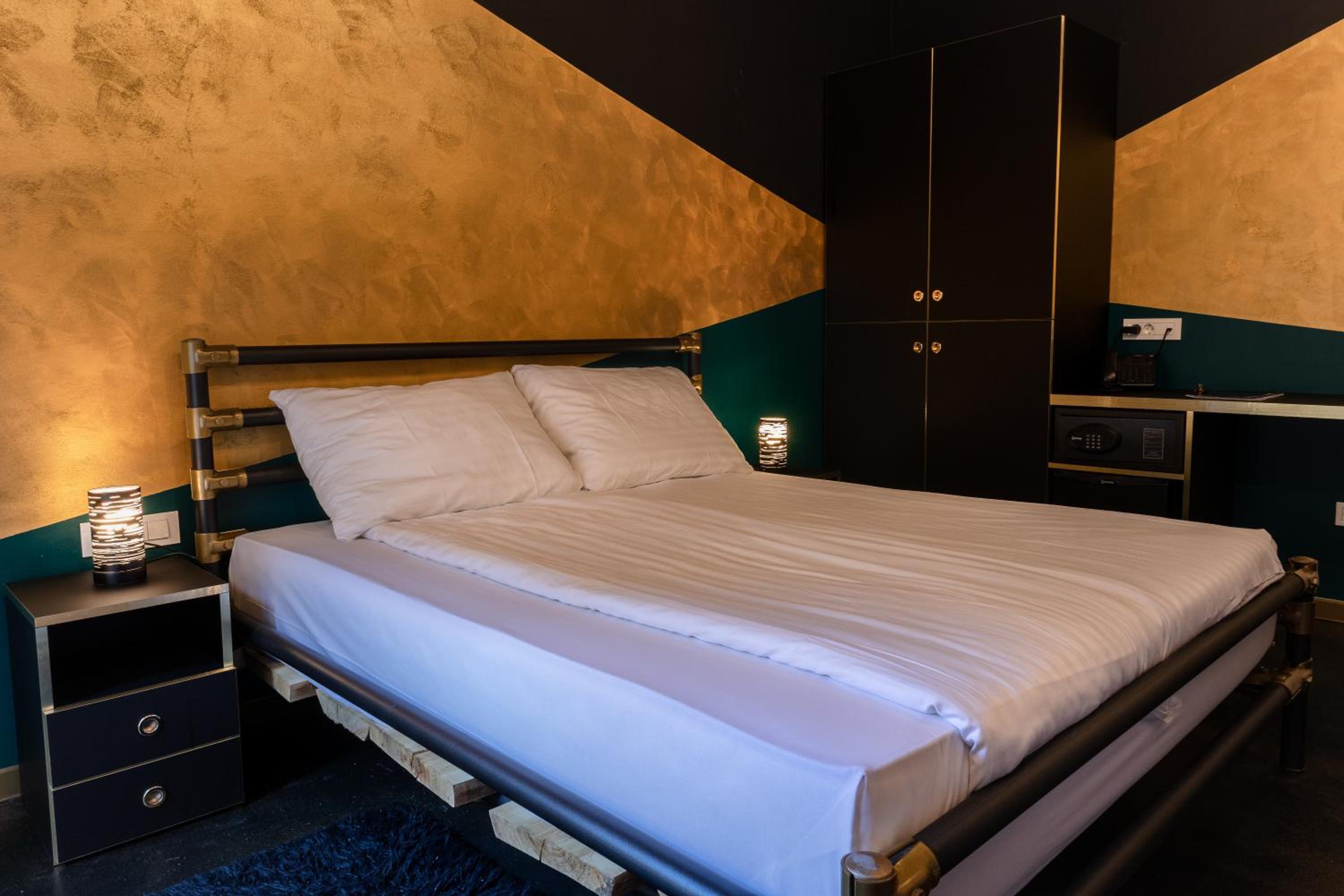 Double Room with Balcony - Photo 4
