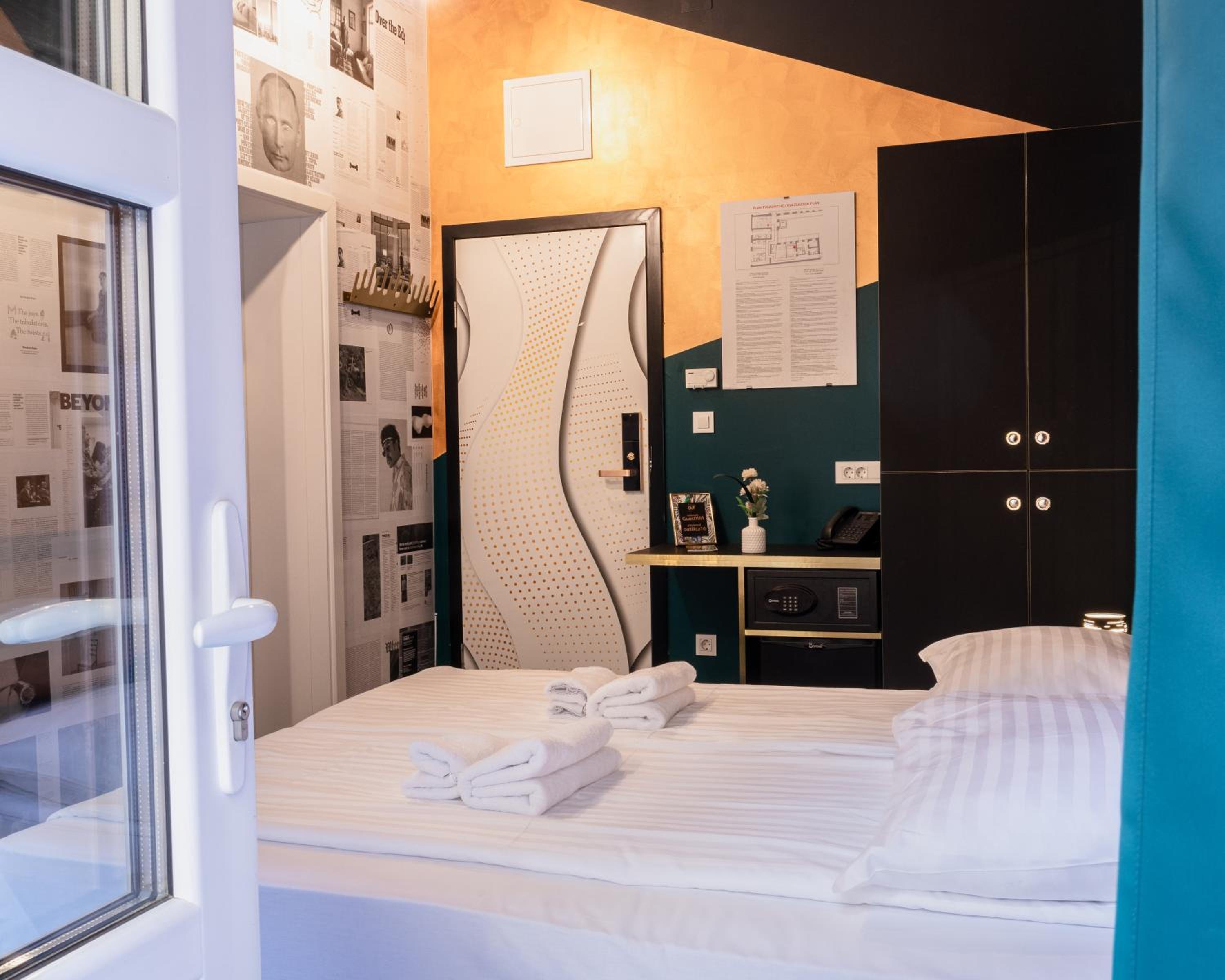 Double Room with Balcony - Photo 3