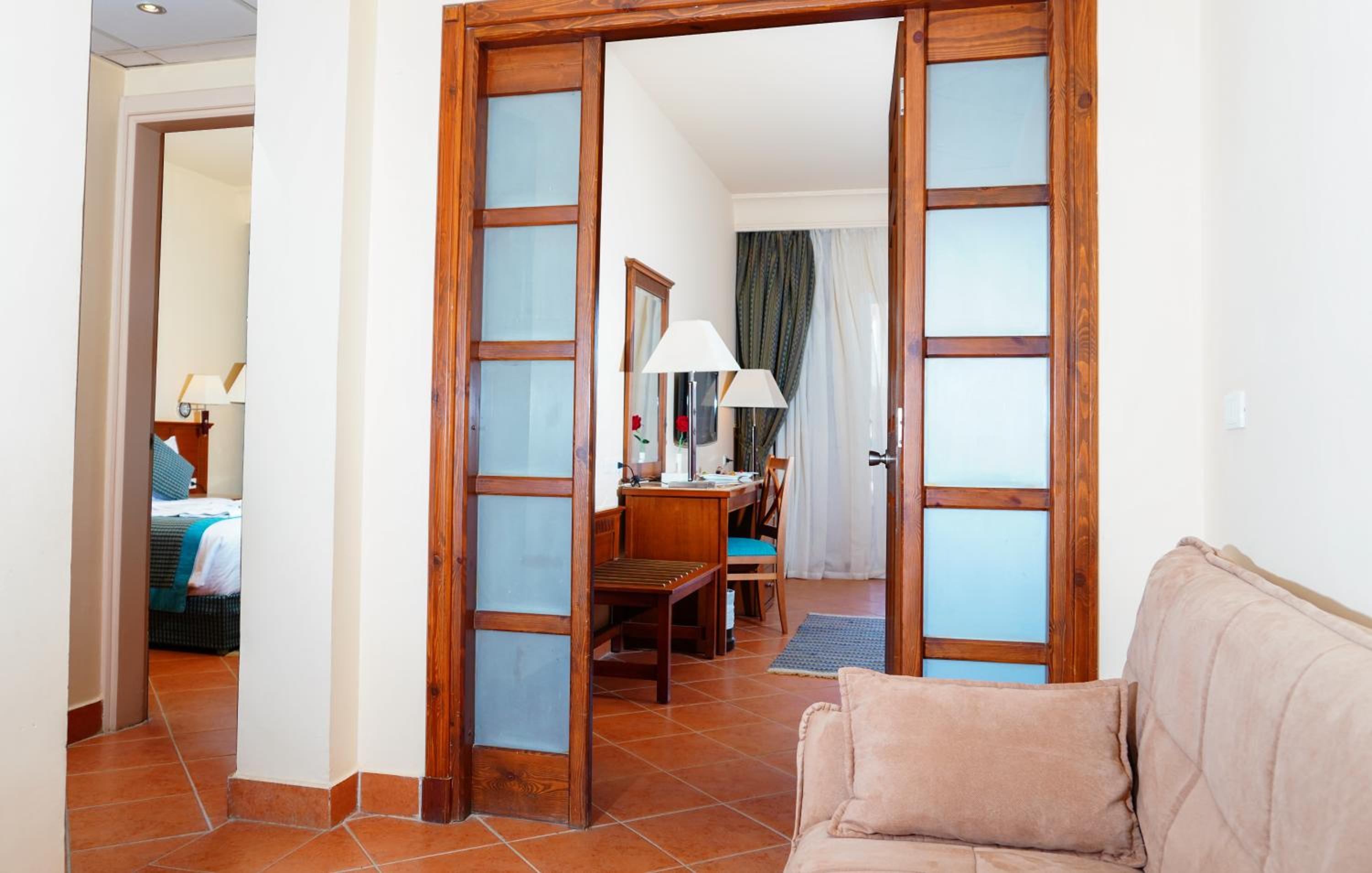 Family Suite (2 Adults + 2 Children) - Photo 8