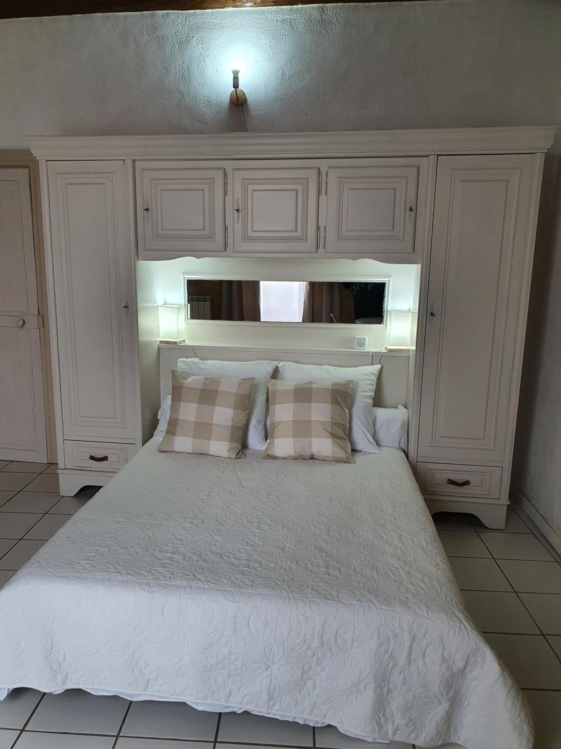 Deluxe Room (2 Adults + 1 Child)