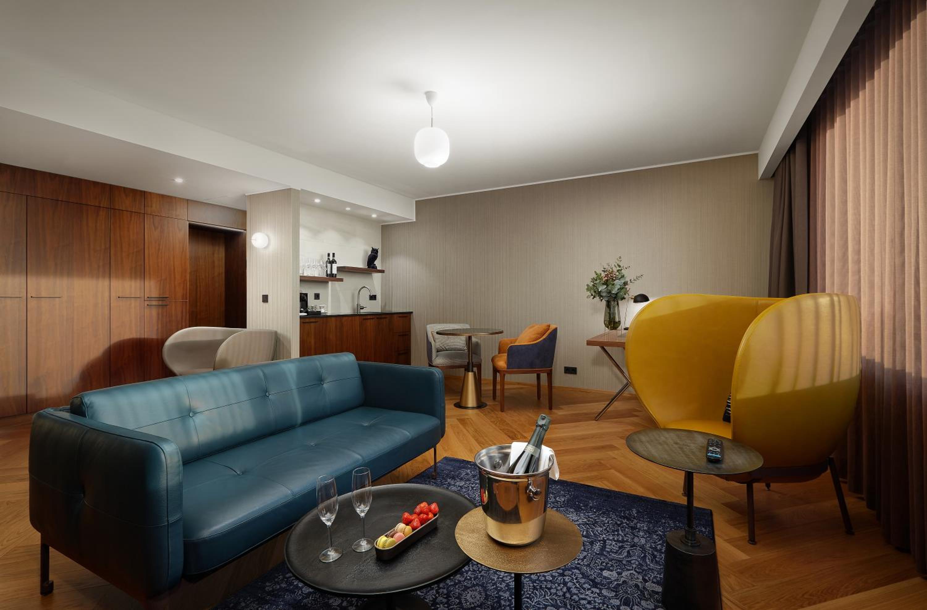 King Suite - Photo 2