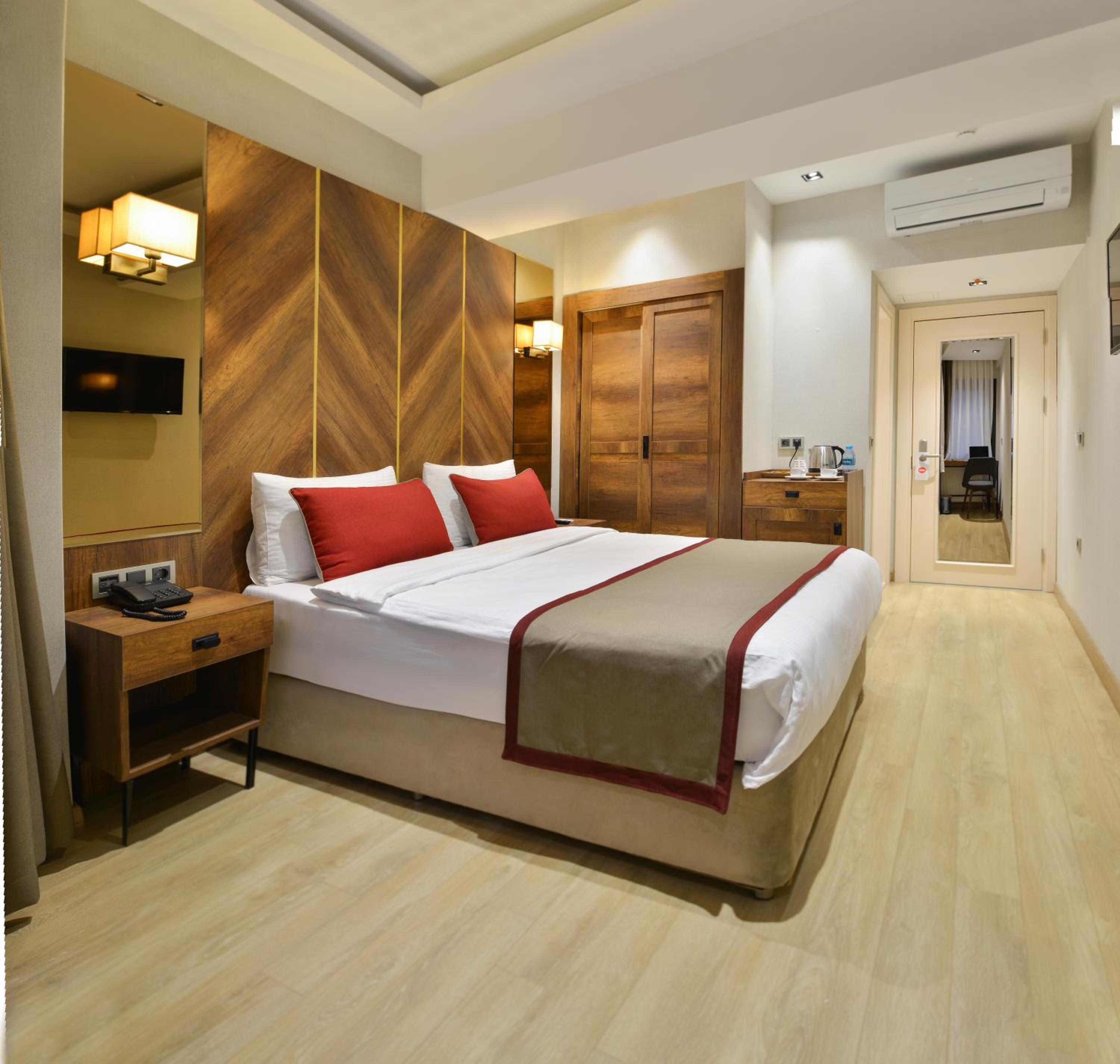 Deluxe Double Room with Balcony photo 2