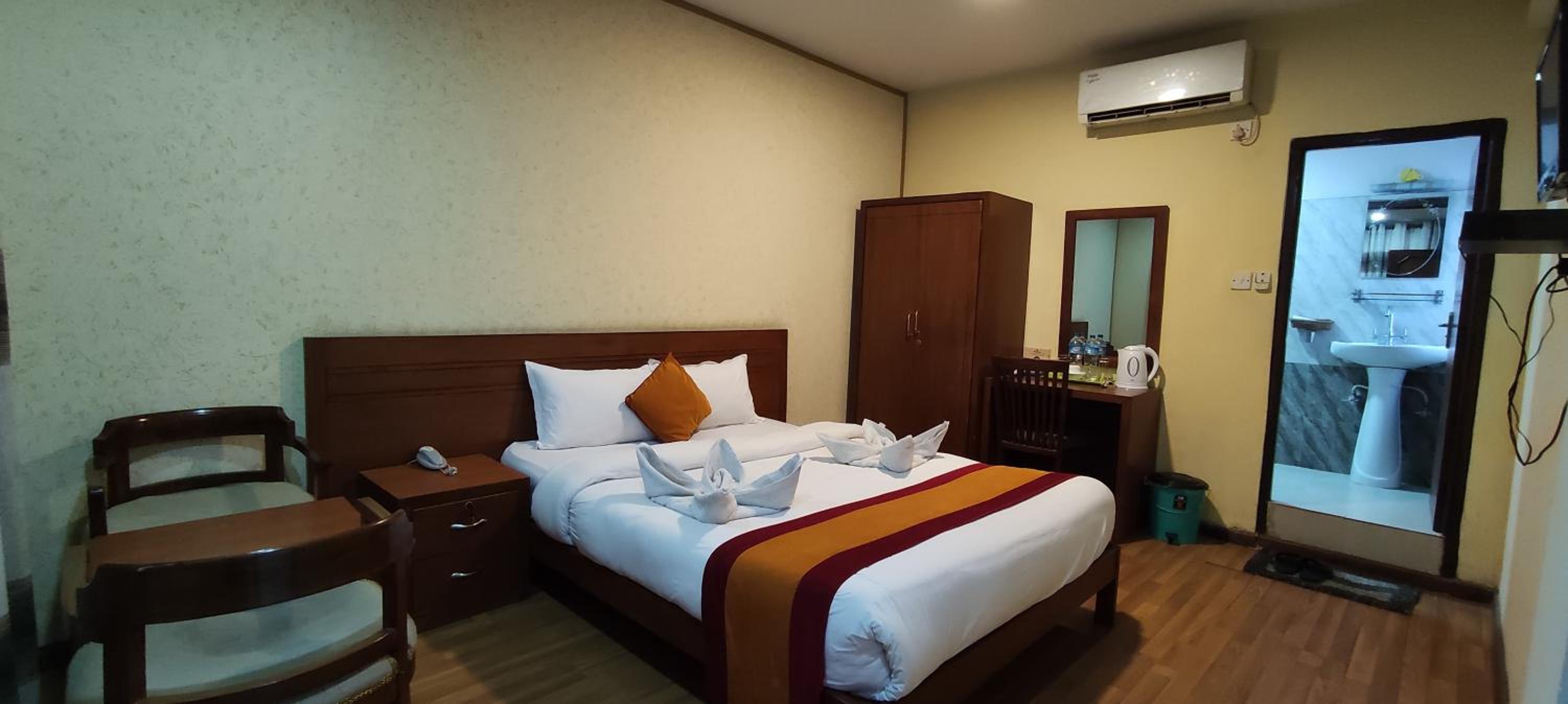 Double Room with Private Bathroom - Photo 27