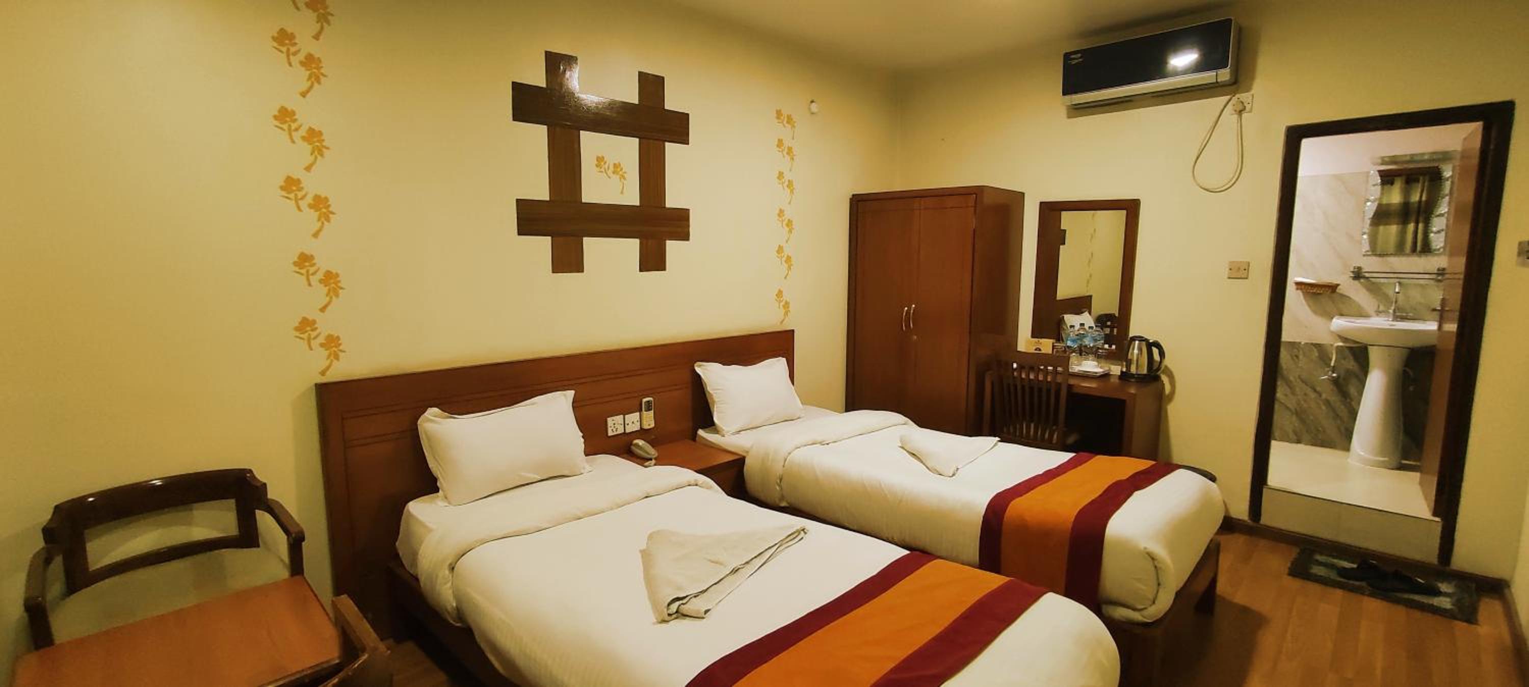 Double Room with Private Bathroom - Photo 28