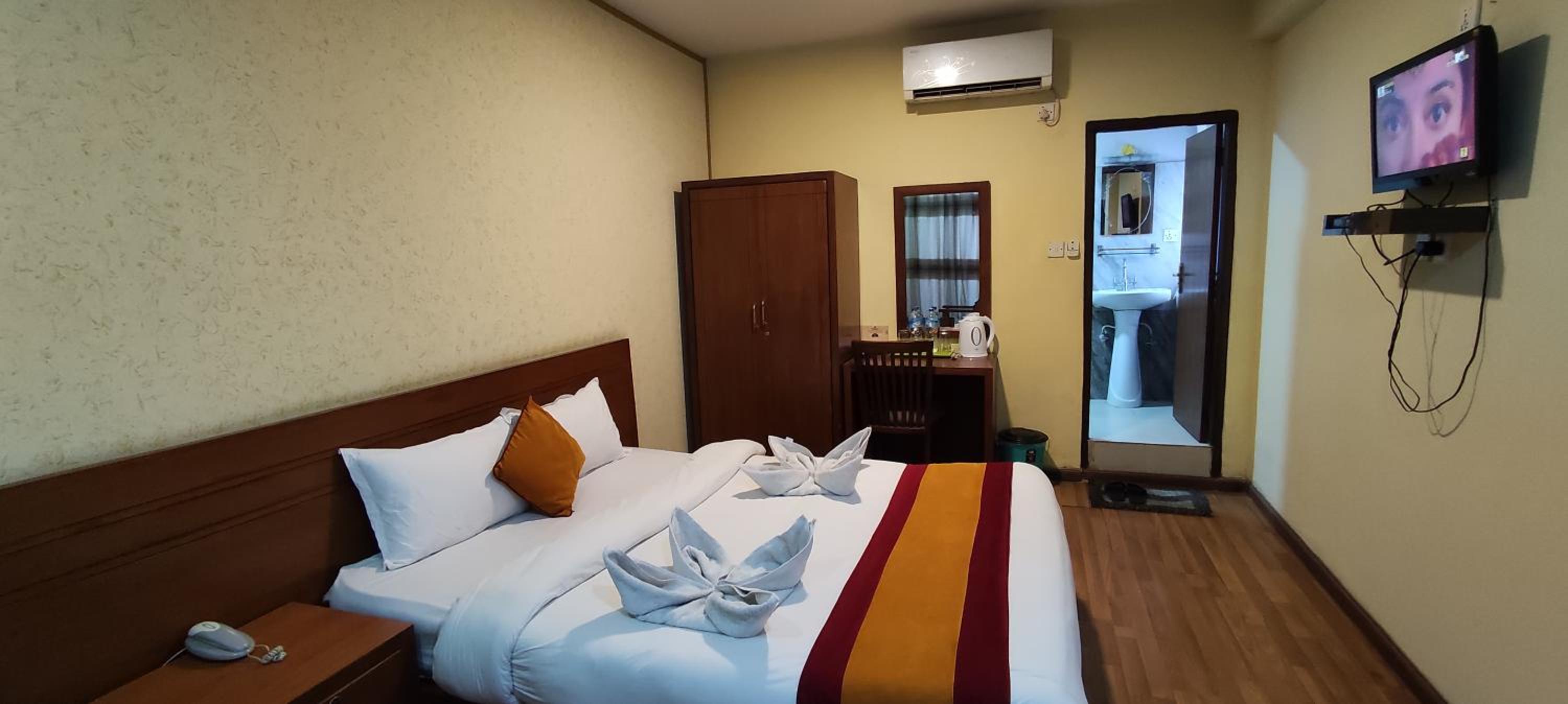Double Room with Private Bathroom - Photo 29