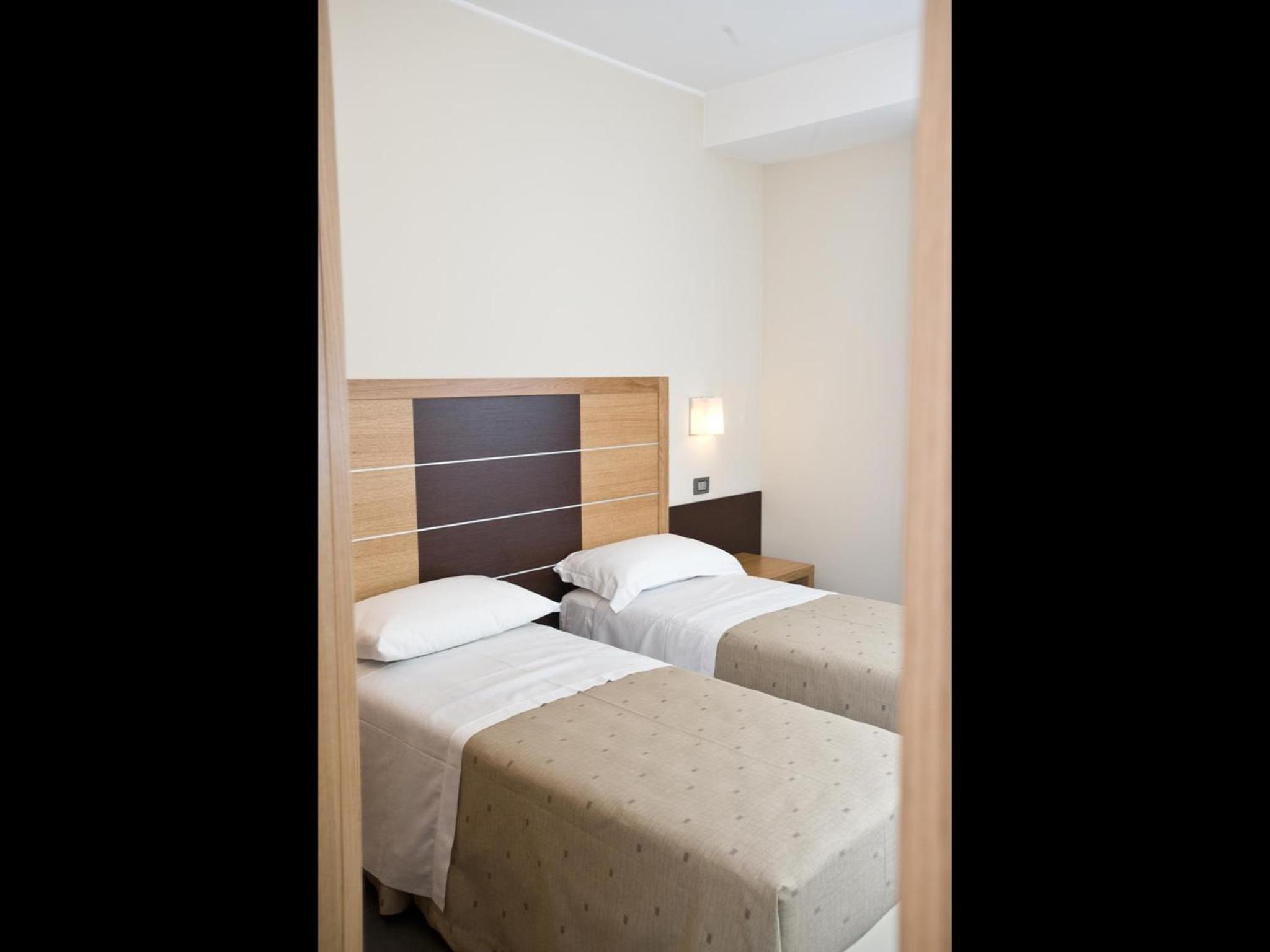 Standard Double or Twin Room - Photo 8