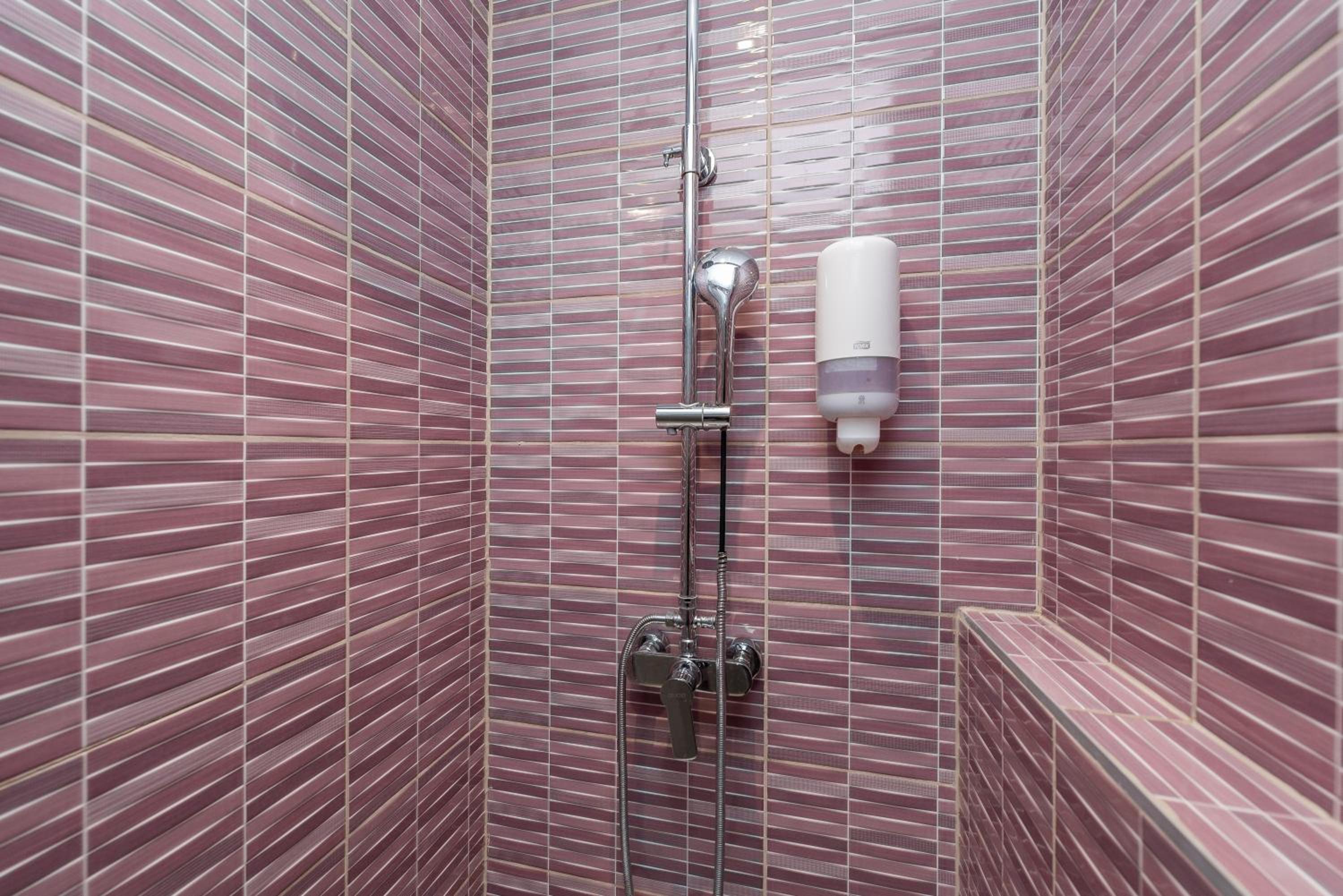 Private Sixtuple Room with Shared Bathroom photo 2