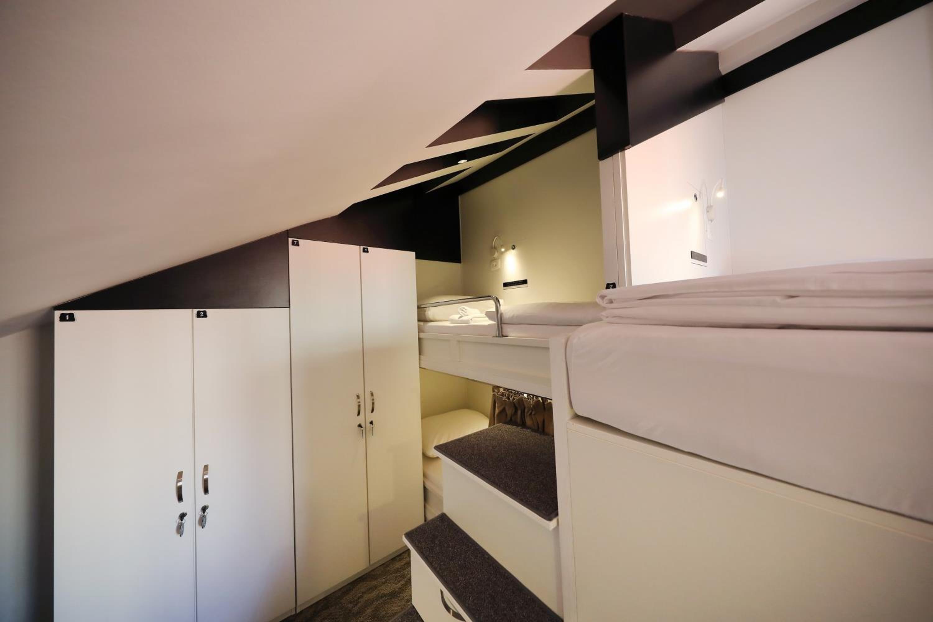 Bed in 4-Bed Mixed Dormitory Room photo 2