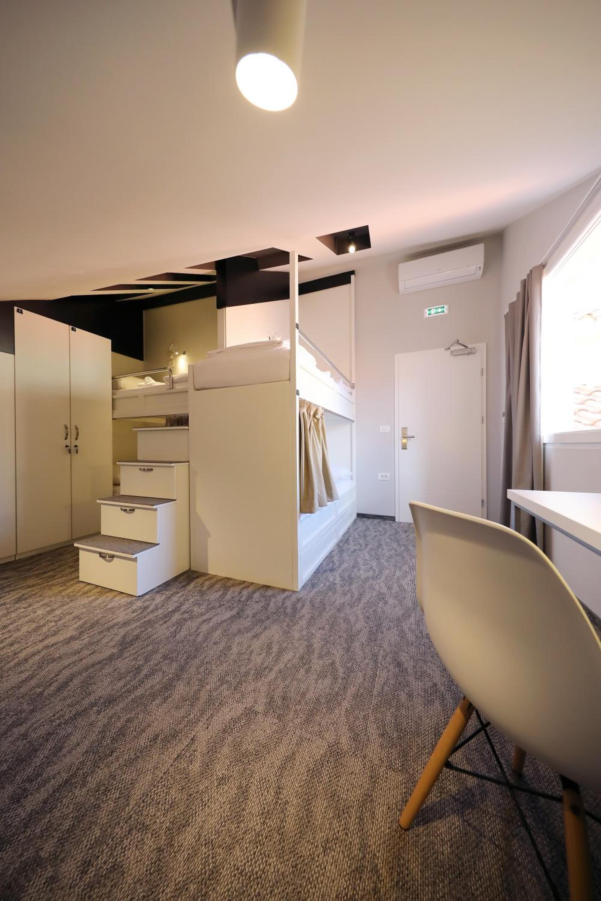 Bed in 4-Bed Mixed Dormitory Room photo 3