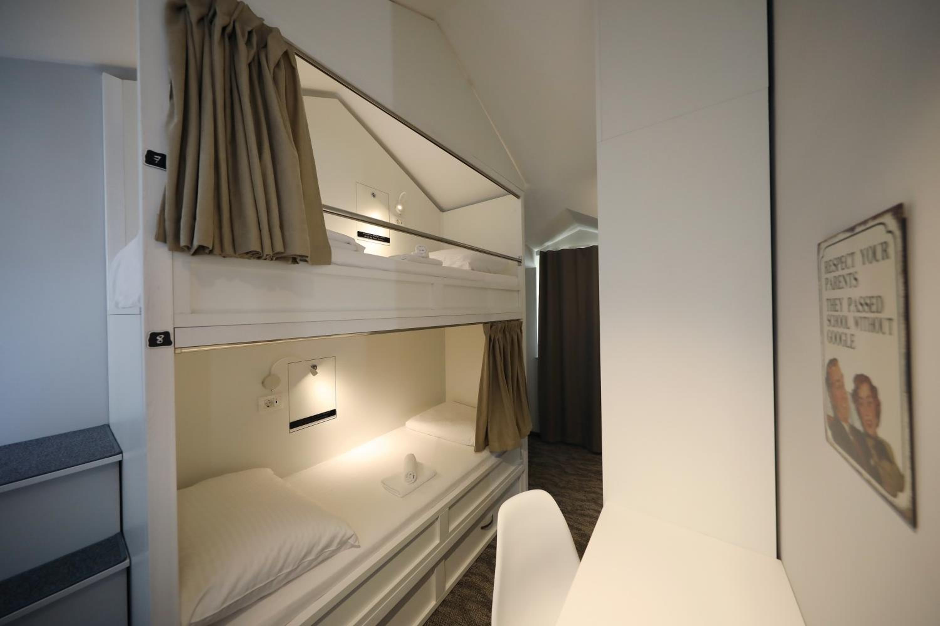 Bed in 8-Bed Mixed Dormitory Room with Private Bathroom photo 2