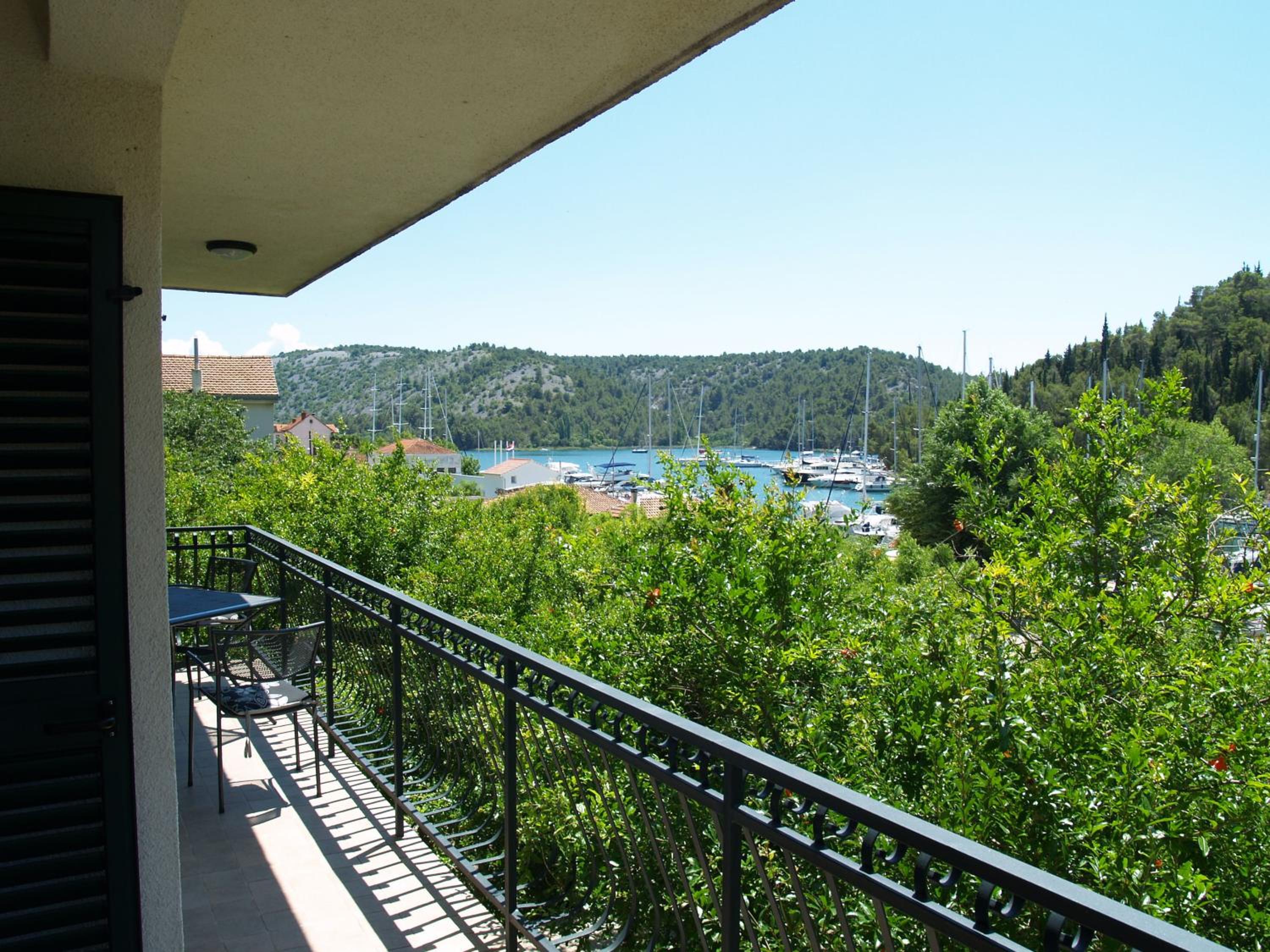 Two-Bedroom Apartment with Balcony and Sea View - Photo 22