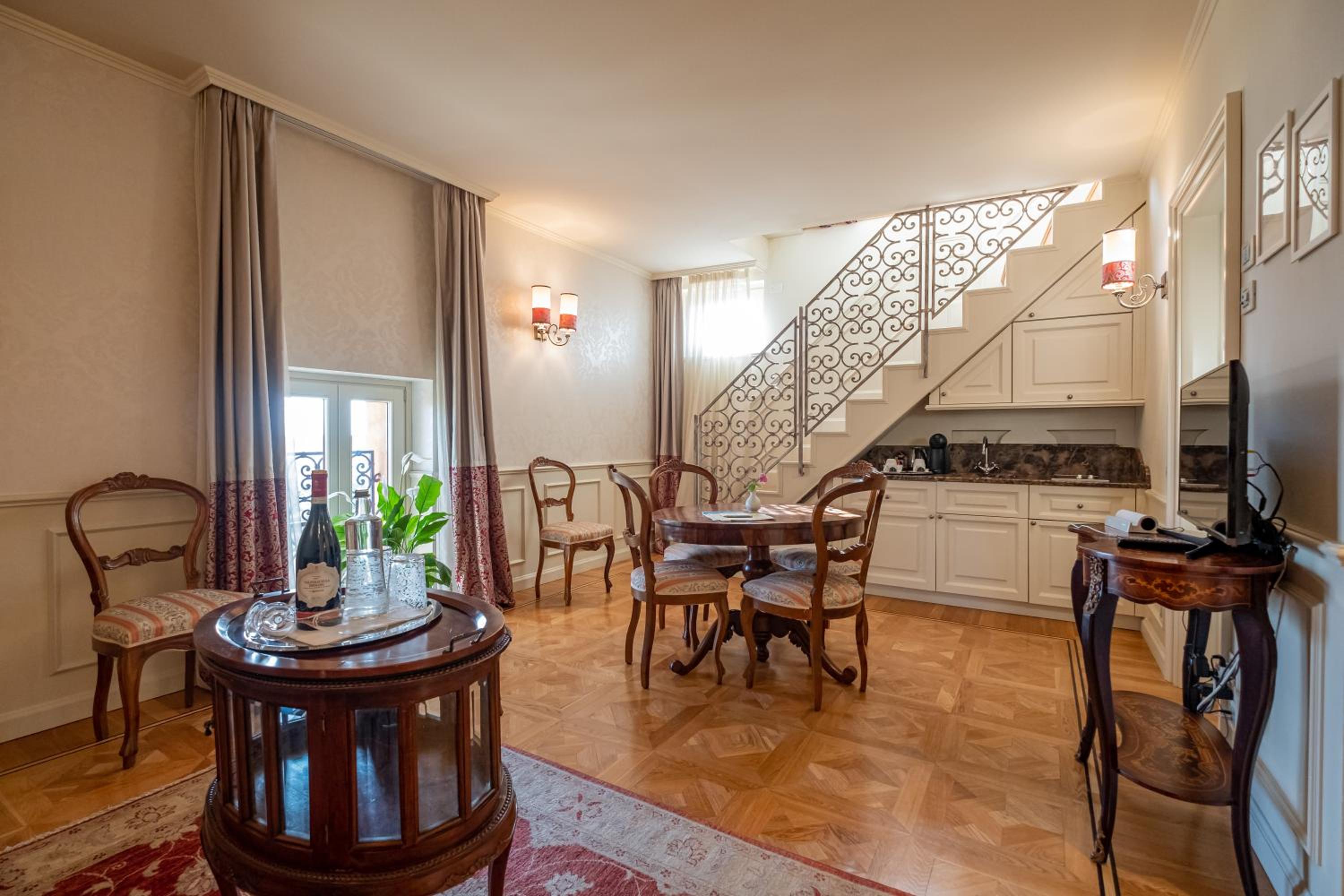 Queen Room with Balcony - Photo 20
