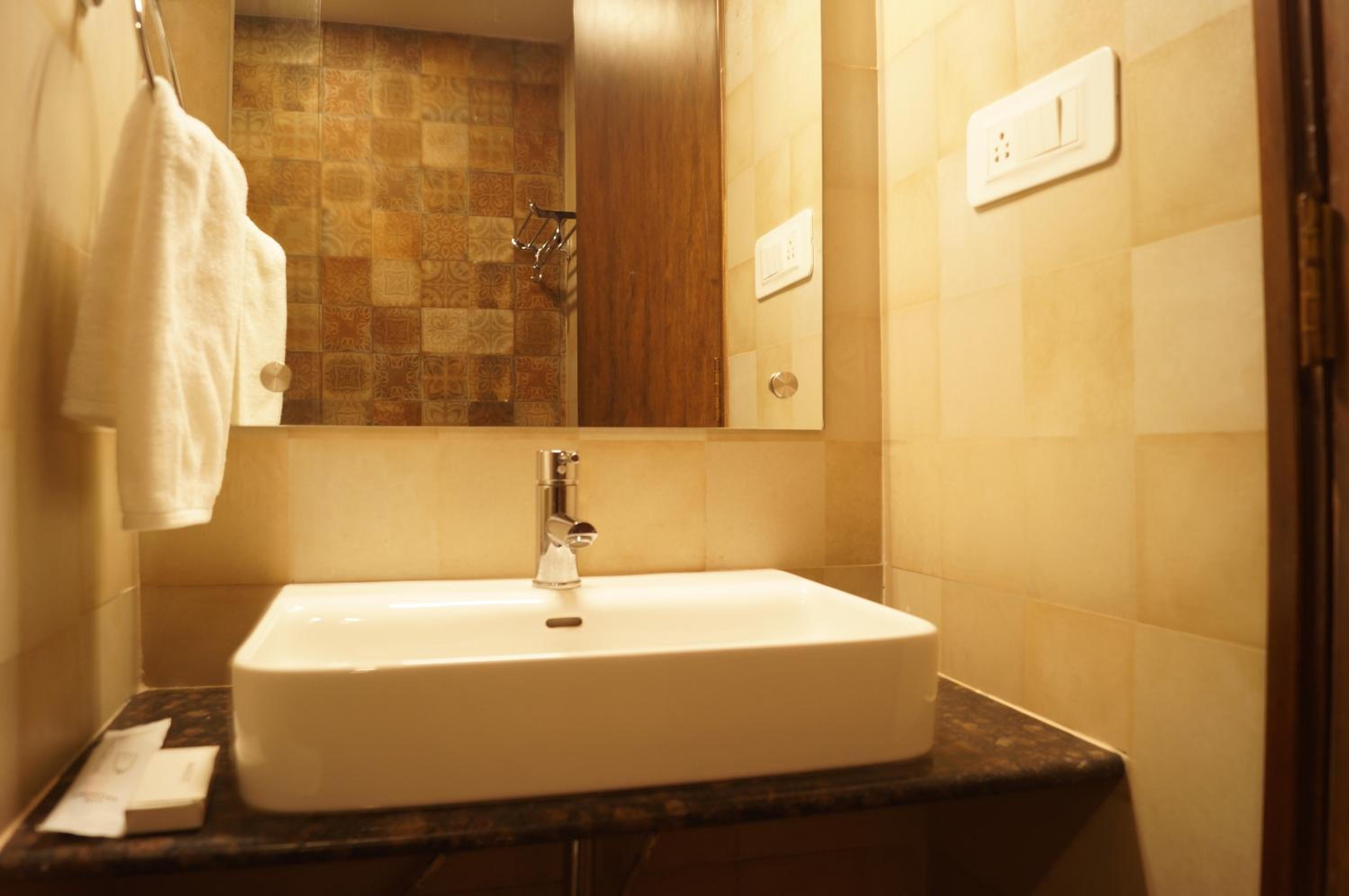 Deluxe Double or Twin Room - Photo 8