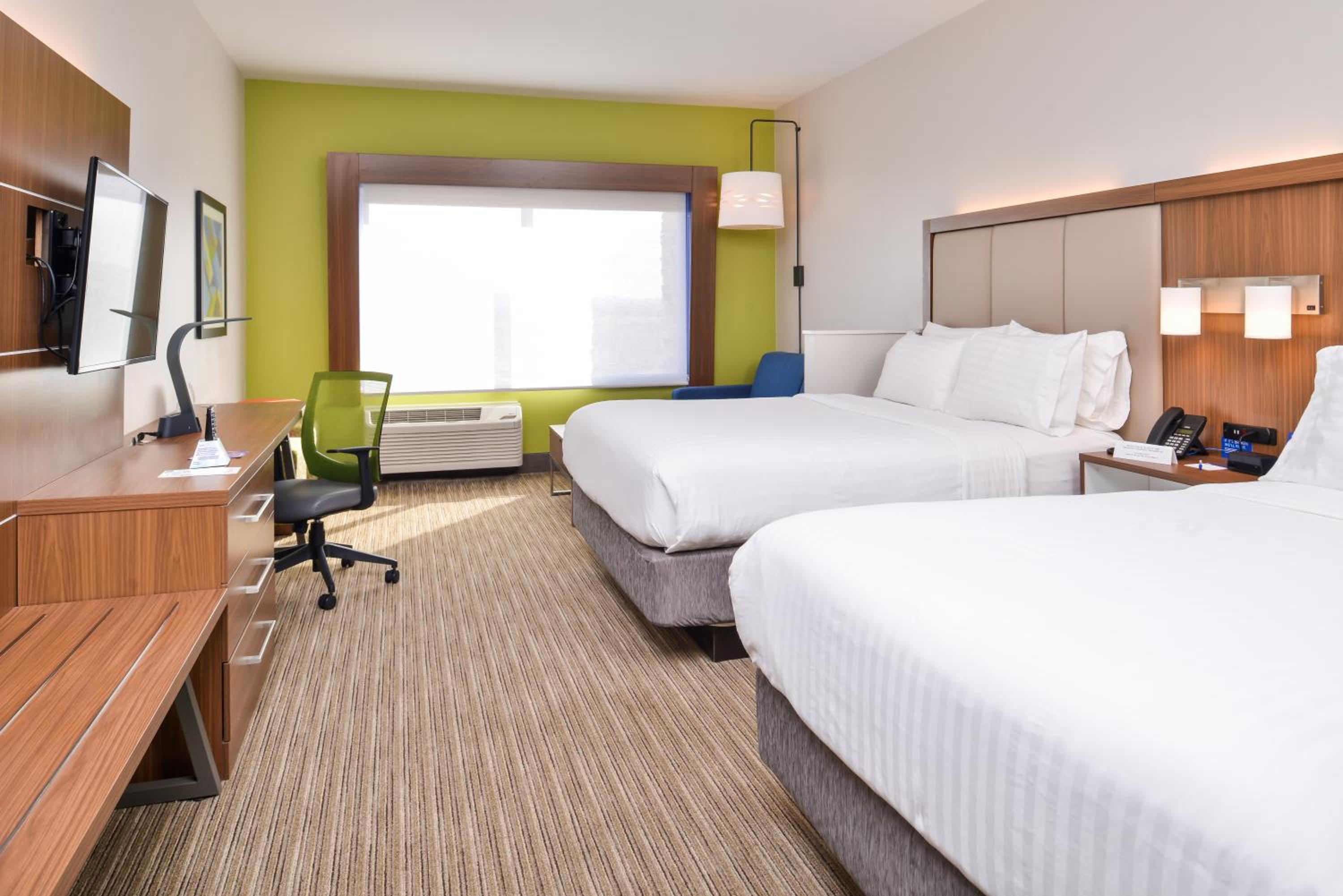 Standard Queen Room with Two Queen Beds photo 2