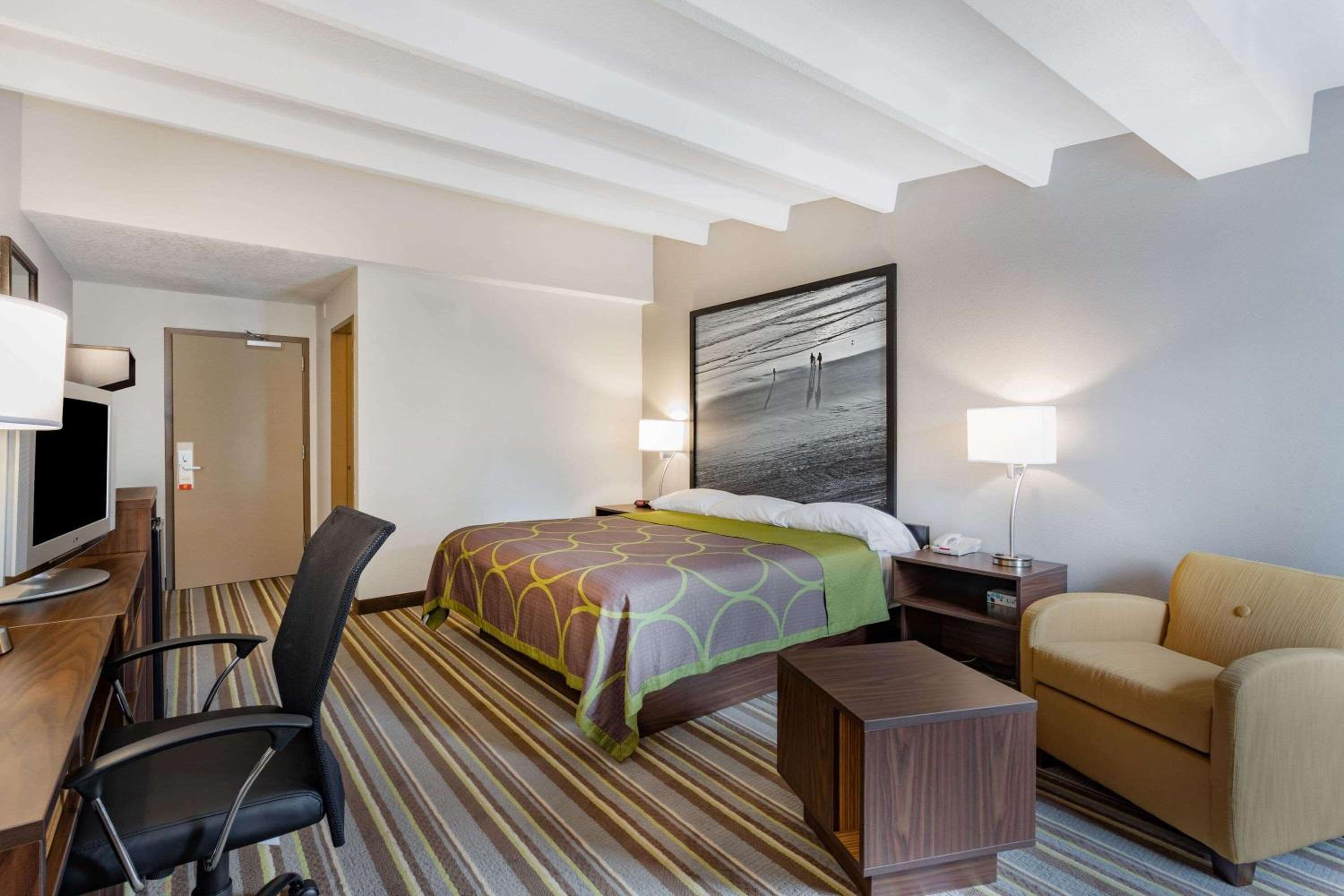 King Room - Non-Smoking - Photo 3