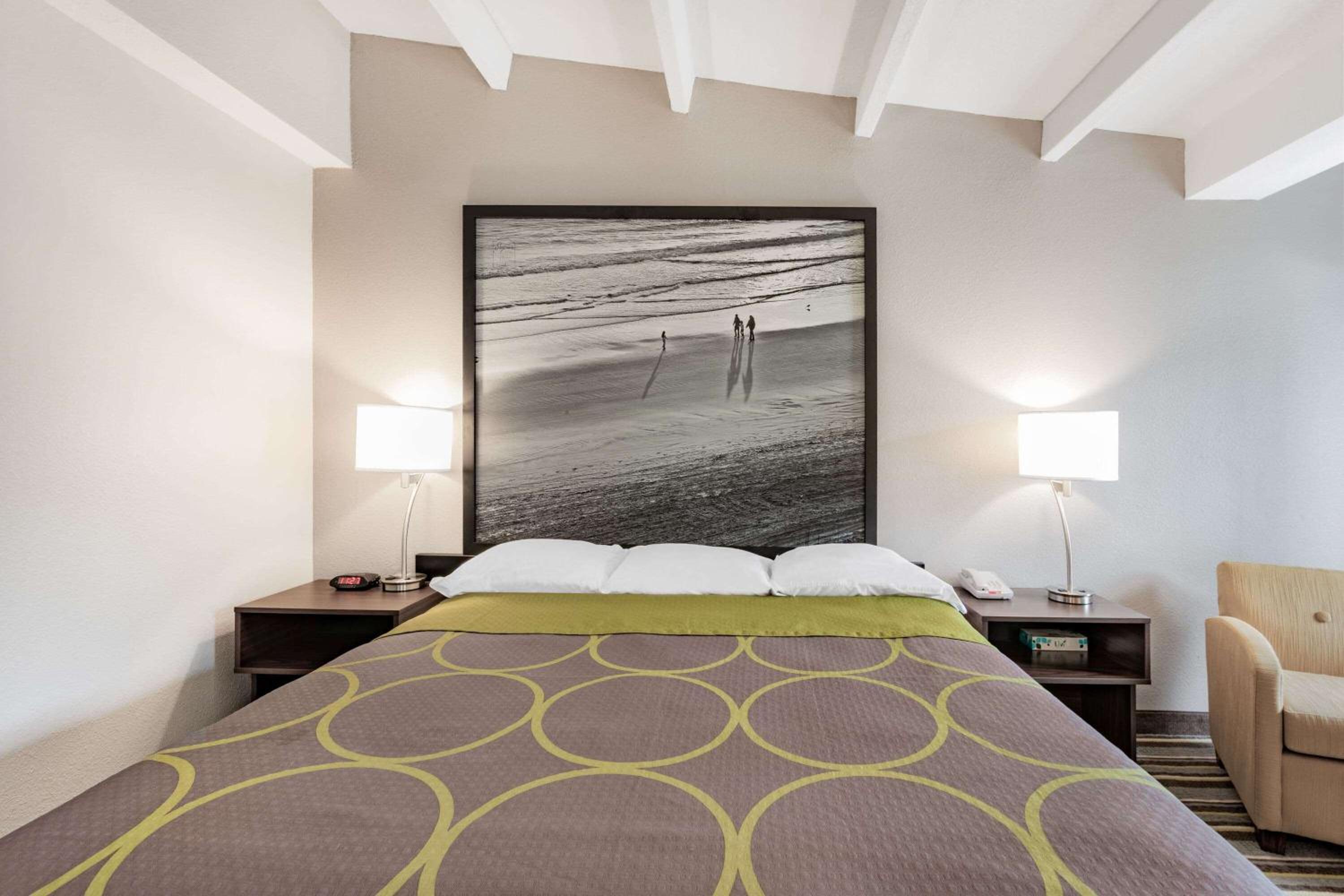 King Room - Non-Smoking - Photo 2