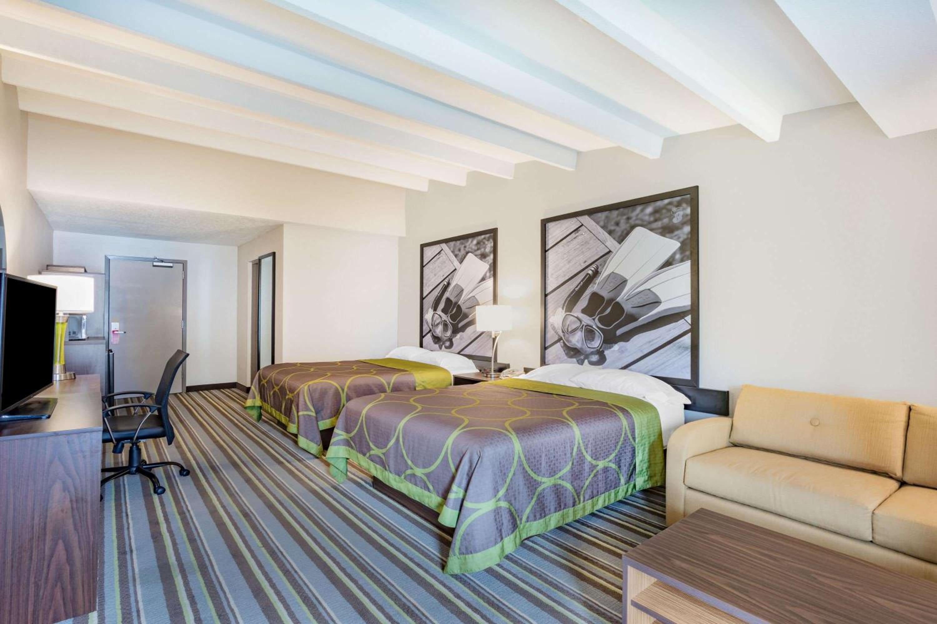 Deluxe Queen Room with Two Queen Beds - Non-Smoking - Photo 3