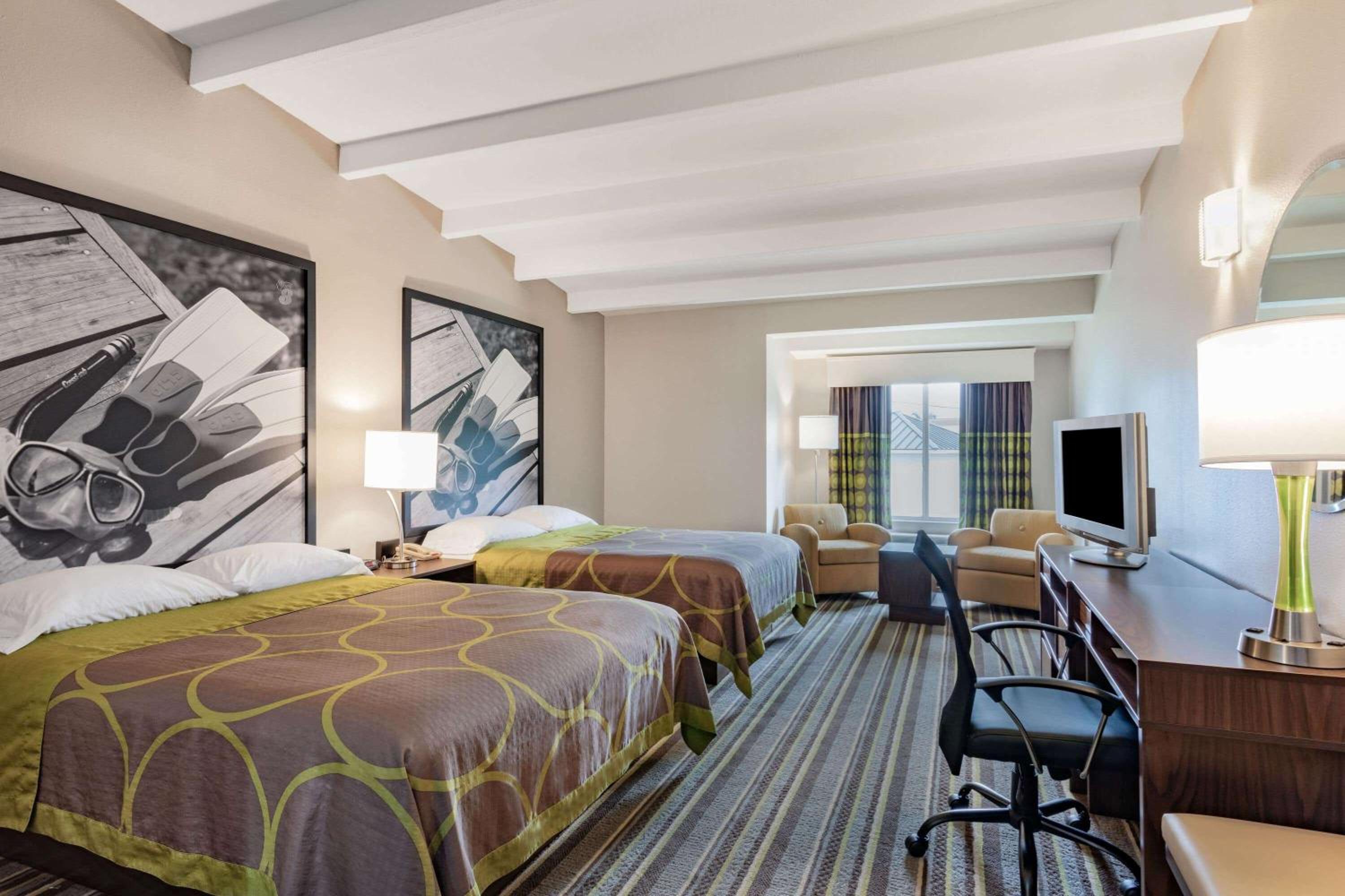 Queen Room with Two Queen Beds - Non-Smoking - Photo 1
