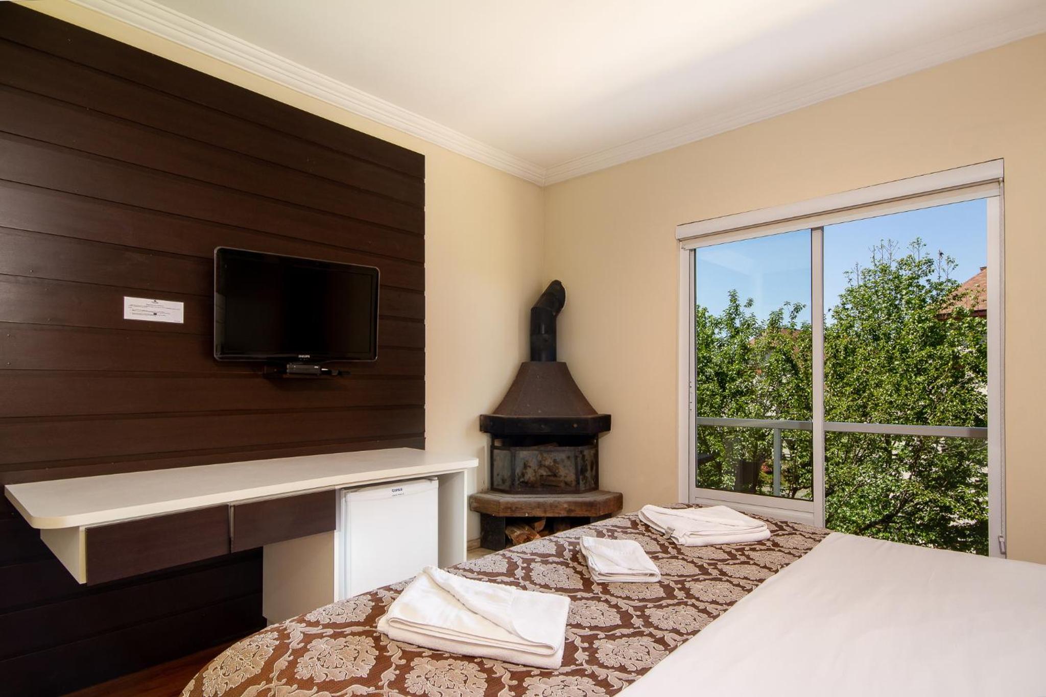 External Triple Room with Fireplace