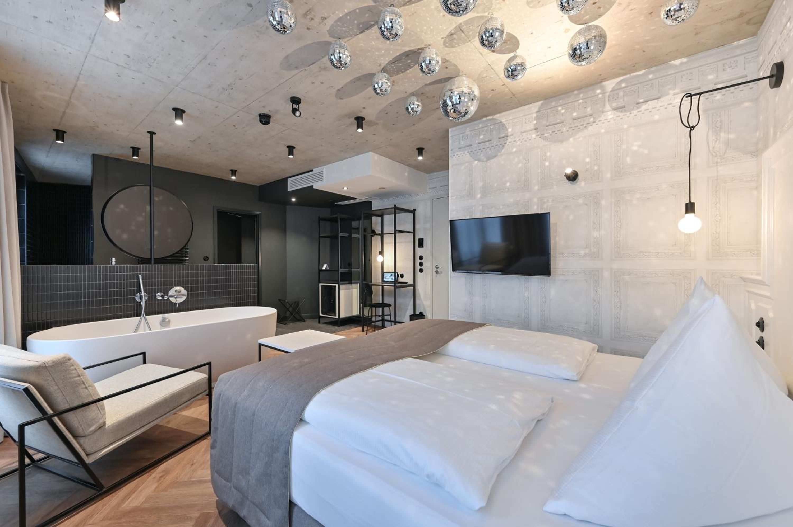 Plus Double Room - Large - Photo 4